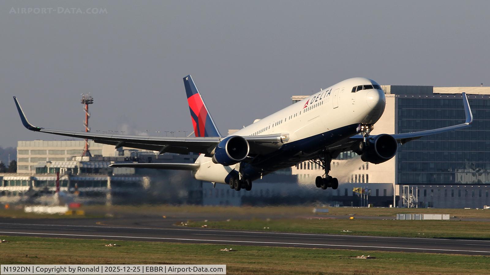 N192DN, 1997 Boeing 767-332 C/N 28449, at ebbr
