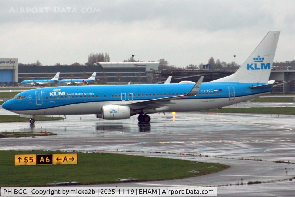 PH-BGC, 2008 Boeing 737-8K2 C/N 30361, Taxiing, with new colours