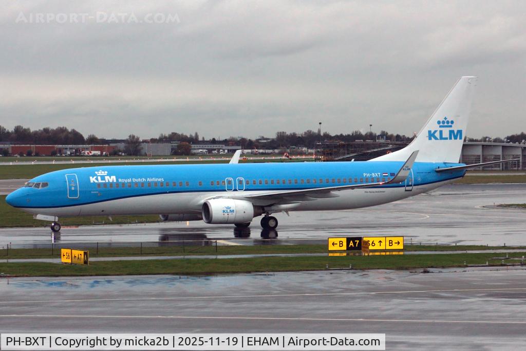 PH-BXT, 2004 Boeing 737-9K2 C/N 32944, Taxiing