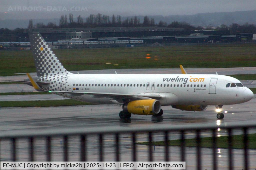 EC-MJC, 2015 Airbus A320-232 C/N 6841, Taxiing