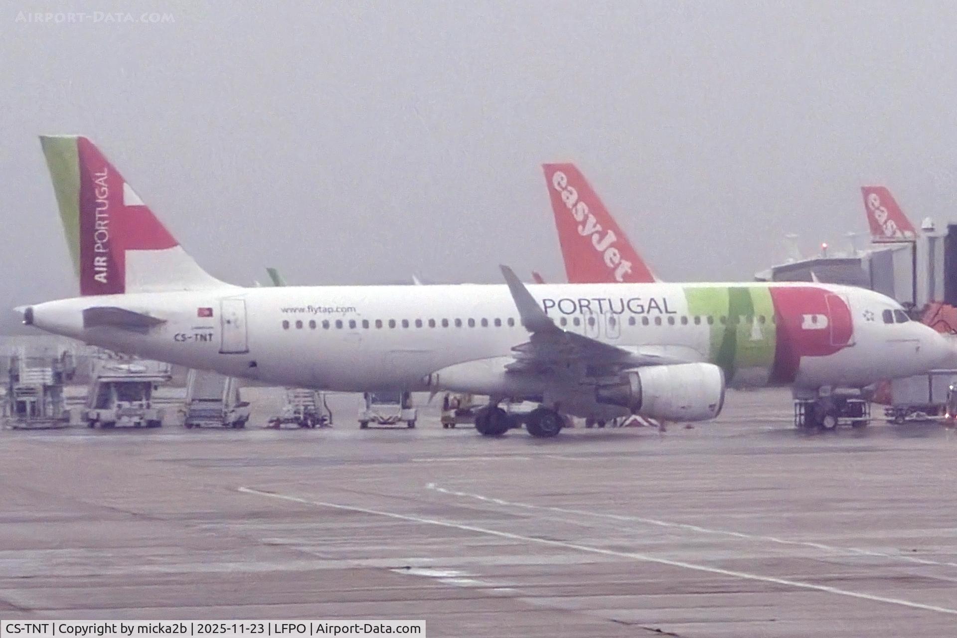 CS-TNT, 2009 Airbus A320-214 C/N 4095, Parked