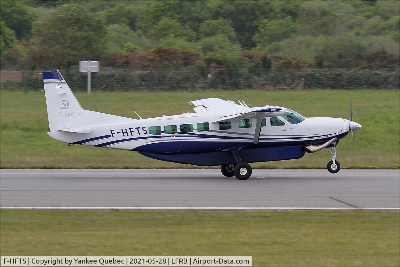 F-HFTS, 2016 Cessna 208B Grand Caravan C/N 208B5265, Take off run rwy 07R, Brest-Bretagne airport (LFRB-BES)
