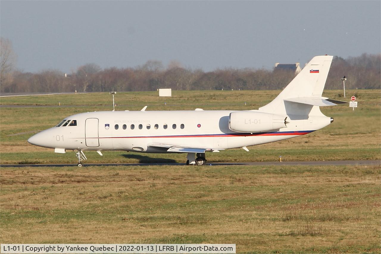 L1-01, 2003 Dassault Falcon 2000EX C/N 15, Dassault Falcon 2000EX, Taxiing to holding point rwy 07R, Brest-Bretagne airport (LFRB-BES)