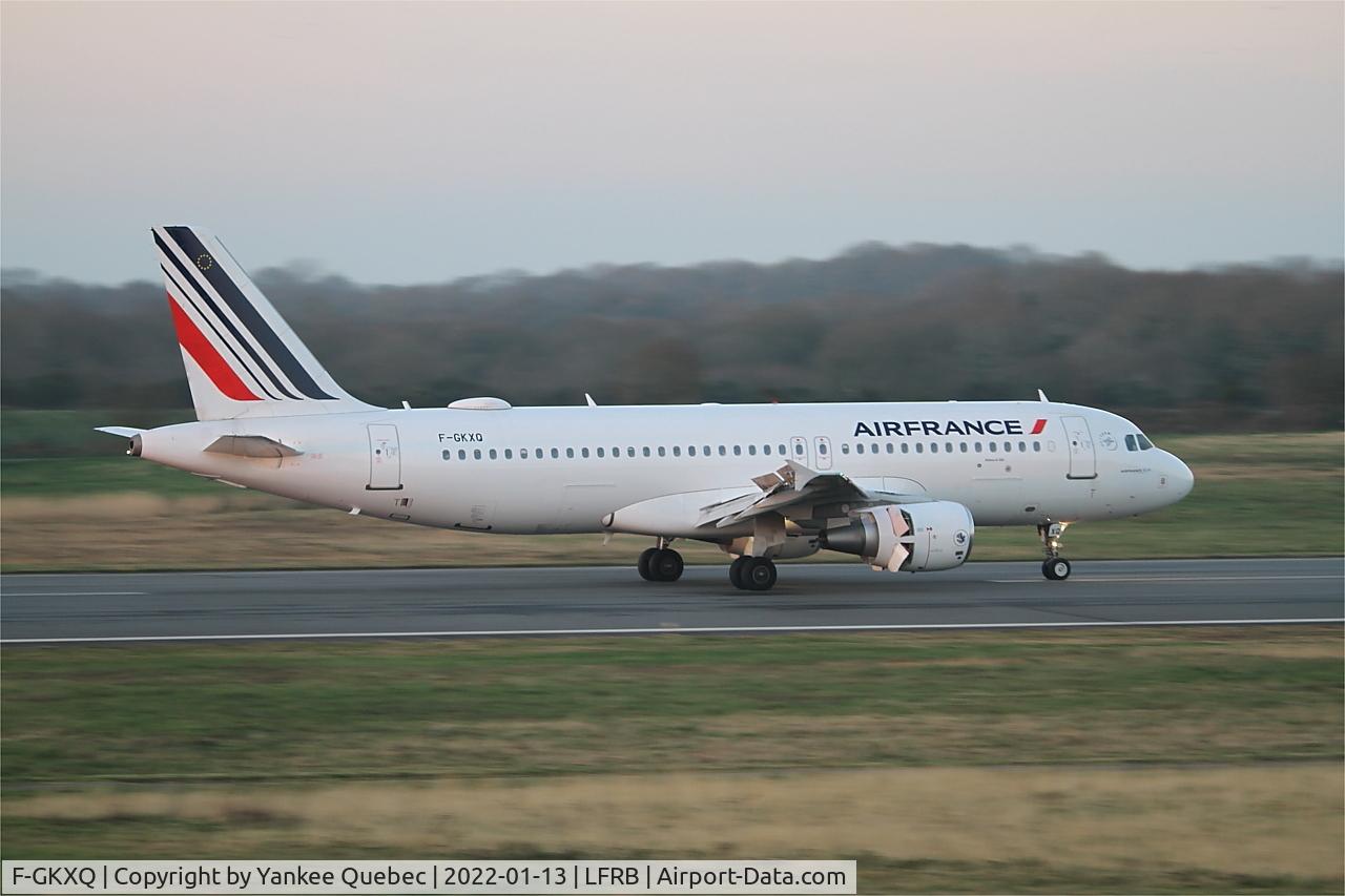 F-GKXQ, 2009 Airbus A320-214 C/N 3777, Airbus A320-214, Landing rwy 07R, Brest-Bretagne airport (LFRB-BES)