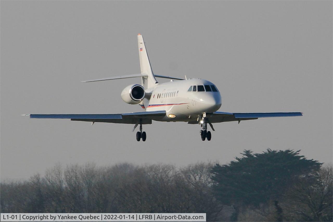 L1-01, 2003 Dassault Falcon 2000EX C/N 15, Dassault Falcon 2000EX, Landing  rwy 07R, Brest-Bretagne airport (LFRB-BES)