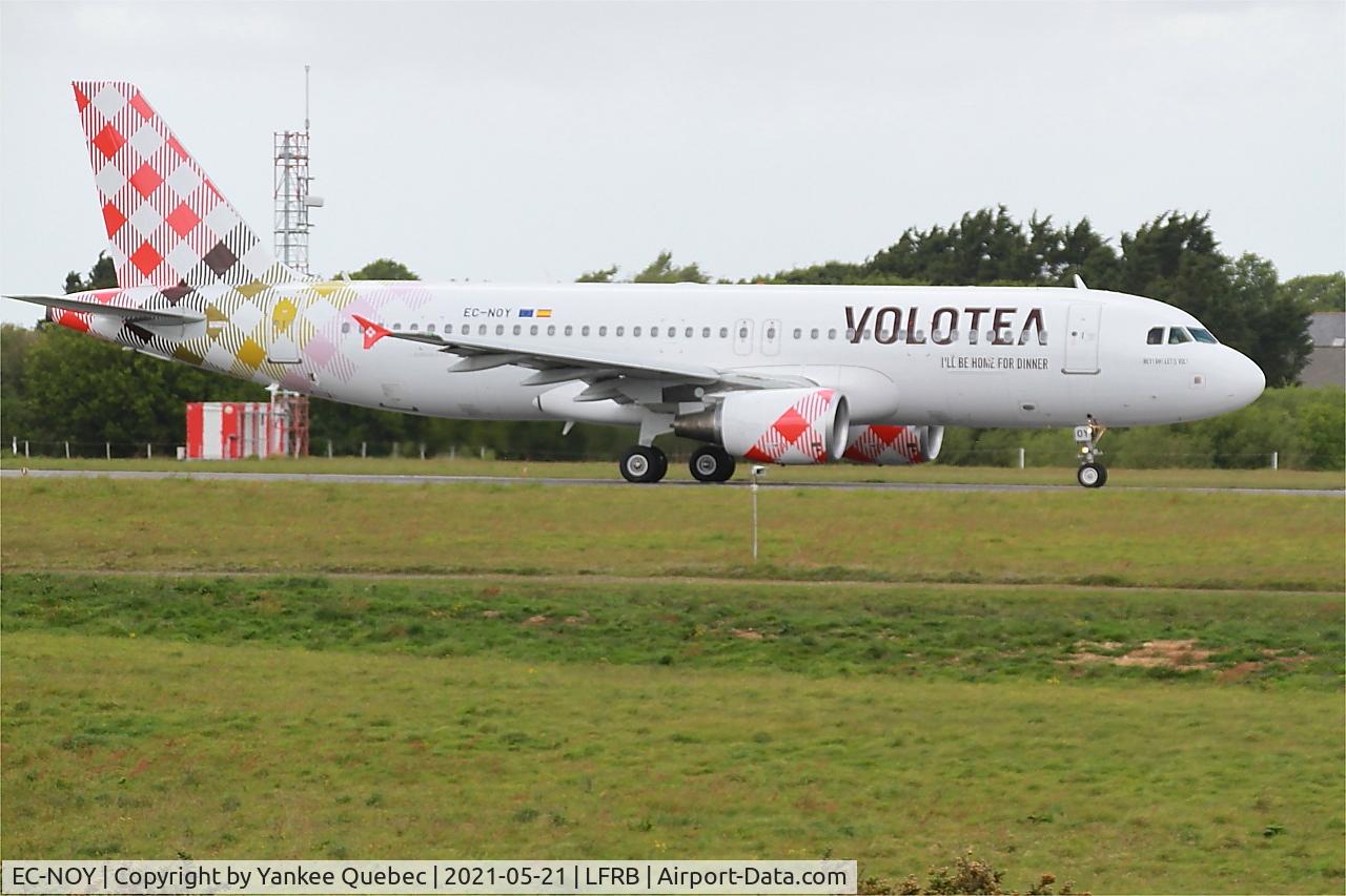 EC-NOY, 2005 Airbus A320-214 C/N 2633, Airbus 320-214, Taxiing rwy 25L, Brest-Bretagne airport (LFRB-BES)