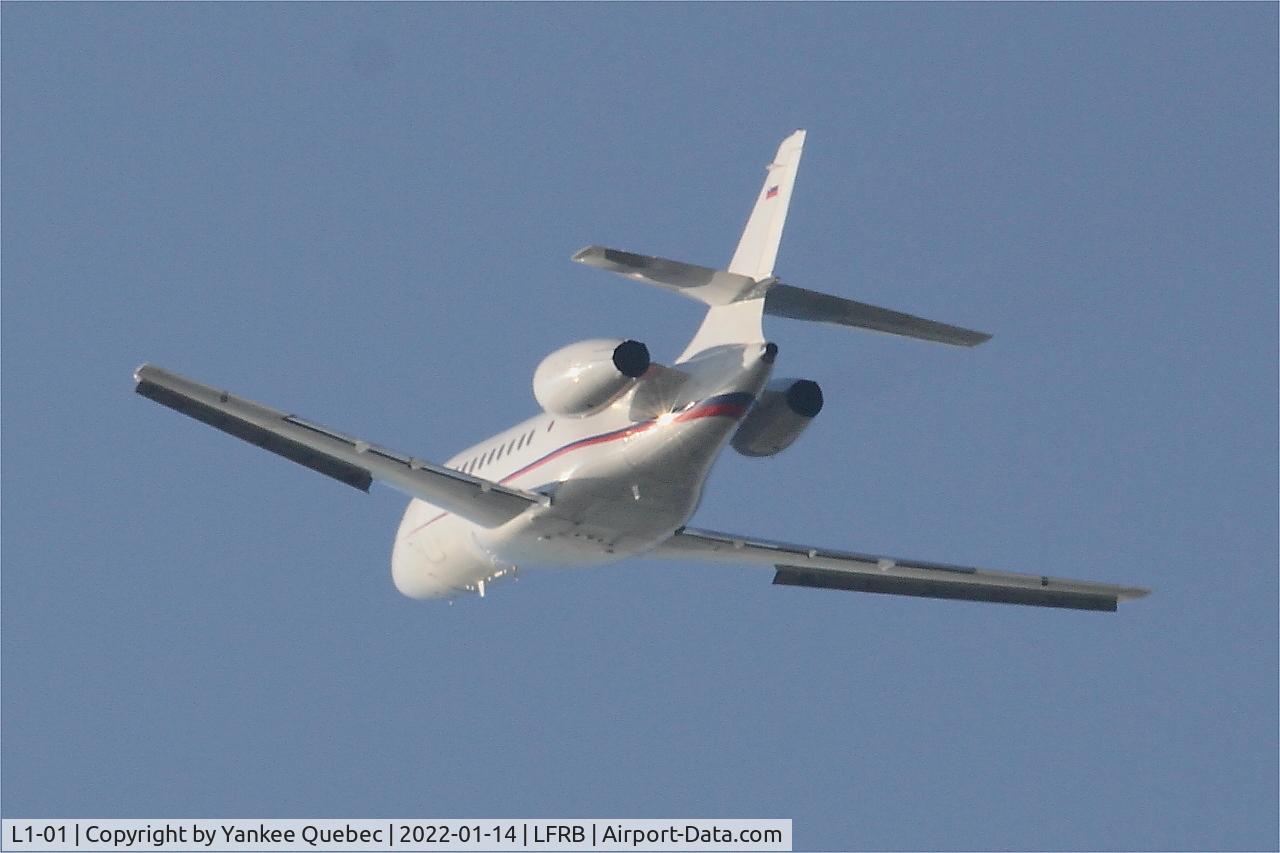L1-01, 2003 Dassault Falcon 2000EX C/N 15, Dassault Falcon 2000EX, Climbing from  rwy 25L, Brest-Bretagne airport (LFRB-BES)