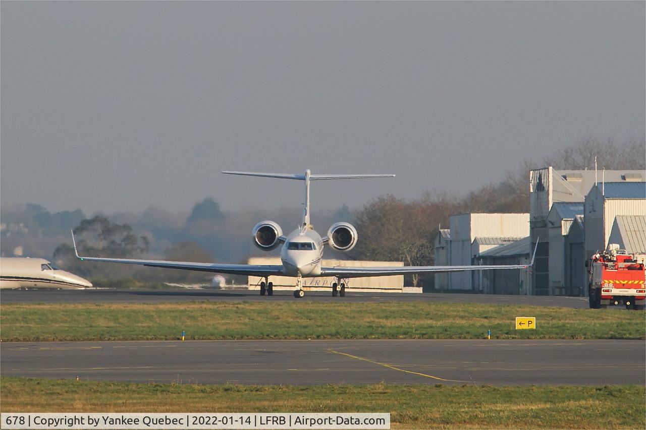 678, 2003 Gulfstream Aerospace G-V C/N 678, Gulfstream Aerospace G-V Gulfstream V, Taxiing, Brest-Bretagne airport (LFRB-BES)