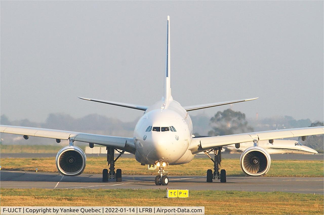 F-UJCT, 2015 Airbus A330-243 C/N 1657, Airbus A330-200, Ready to start after push back, Brest-Bretagne airport (LFRB-BES)