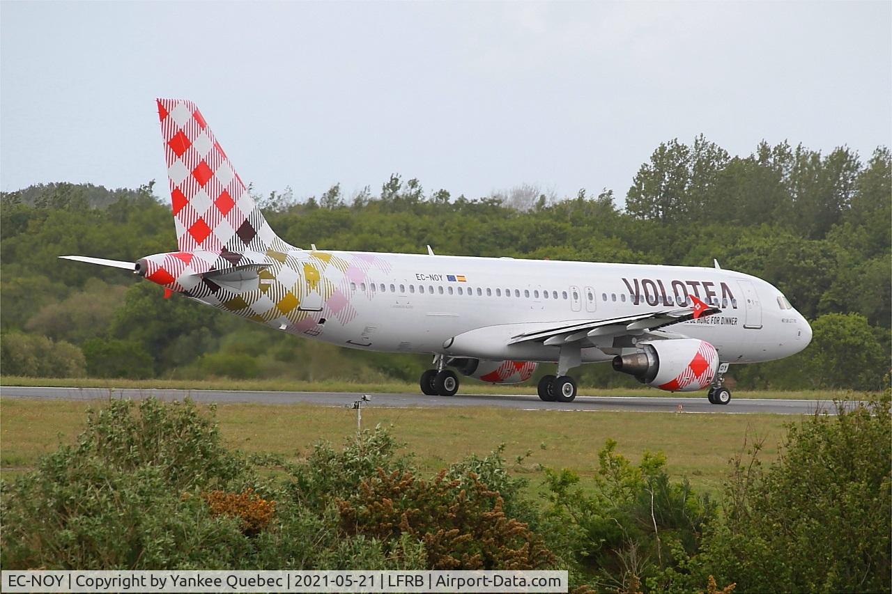 EC-NOY, 2005 Airbus A320-214 C/N 2633, Airbus 320-214, Taxiing rwy 25L, Brest-Bretagne airport (LFRB-BES)