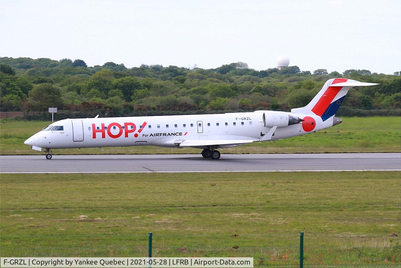 F-GRZL, 2006 Bombardier CRJ-700 (CL-600-2C10) Regional Jet C/N 10245, Bombardier CRJ-700, Taxiing rwy 07R, Brest-Bretagne Airport (LFRB-BES)