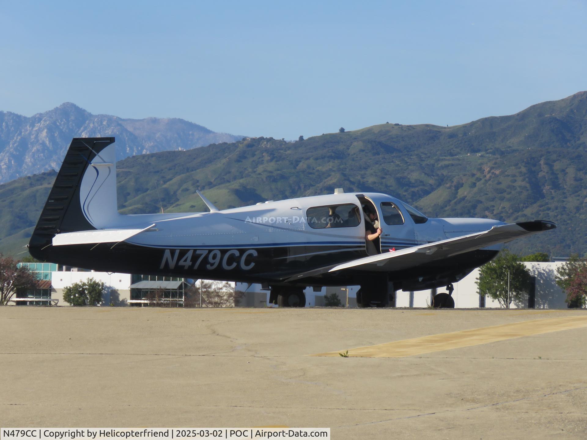 N479CC, 1985 Mooney M20K C/N 25-1007, Preflight with door for cooler air in cabin