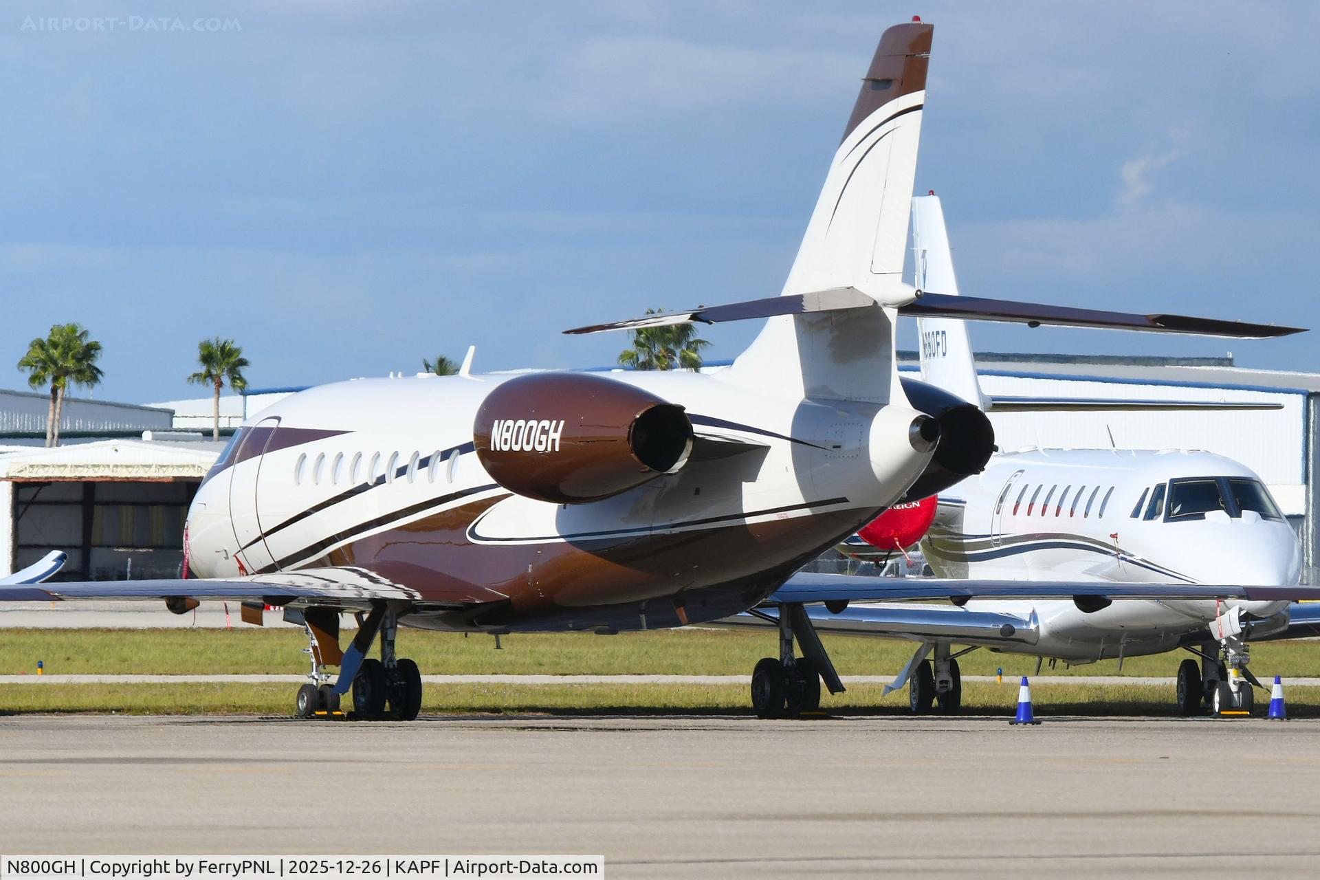N800GH, 1999 Dassault Falcon 2000 C/N 89, CSM Corporation DA2000 parked