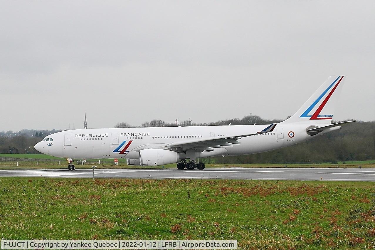 F-UJCT, 2015 Airbus A330-243 C/N 1657, Airbus A330-243, Lining up rwy 07R, Brest-Bretagne airport (LFRB-BES)