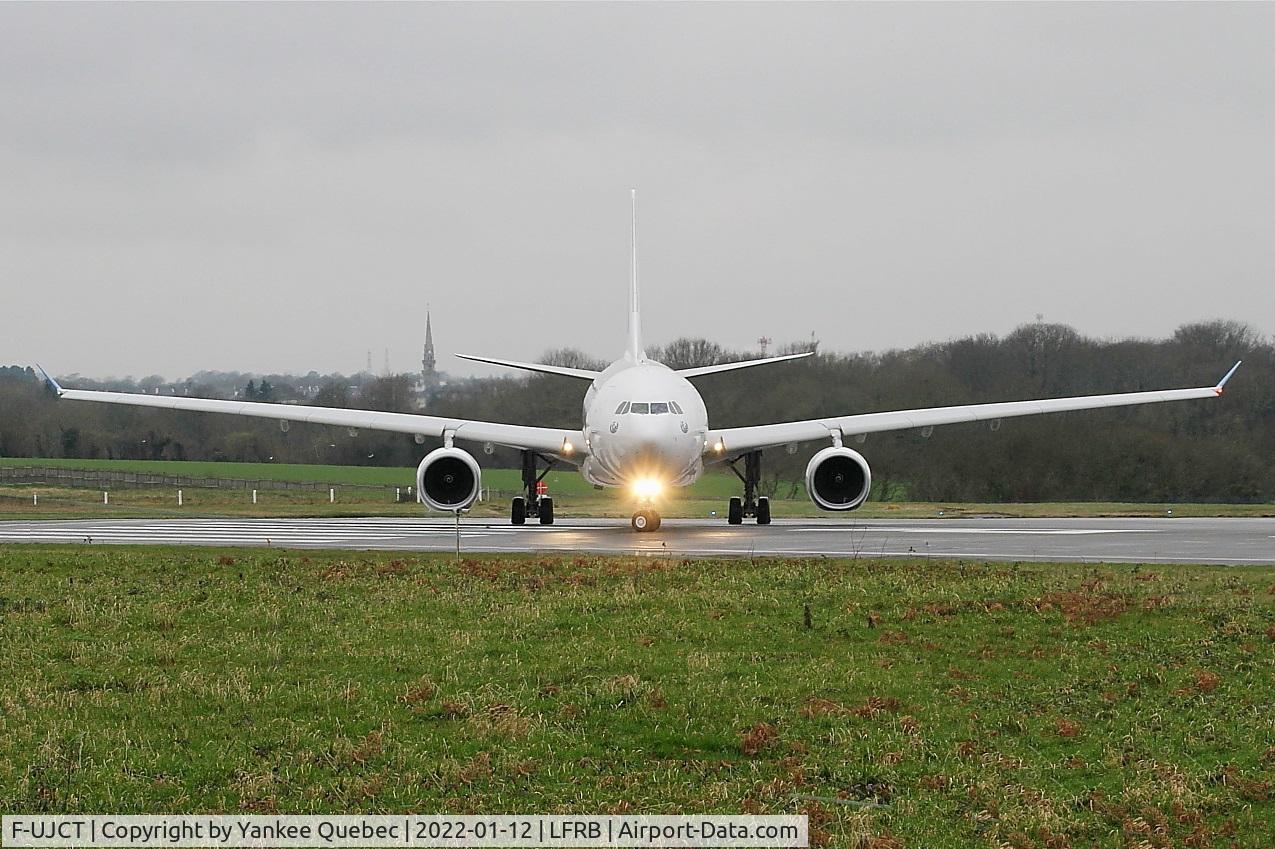 F-UJCT, 2015 Airbus A330-243 C/N 1657, Airbus A330-243, Lining up rwy 07R, Brest-Bretagne airport (LFRB-BES)