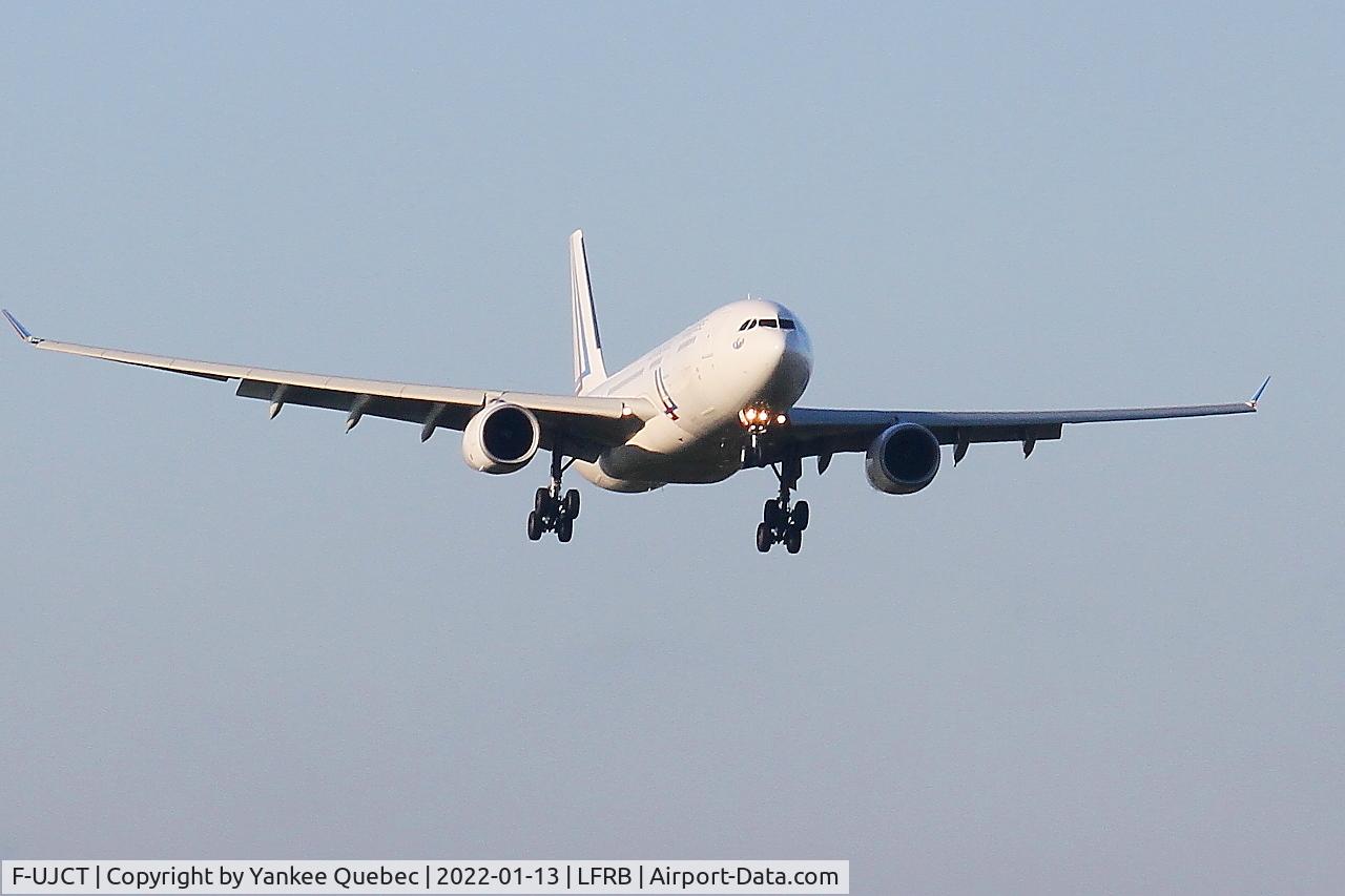 F-UJCT, 2015 Airbus A330-243 C/N 1657, Airbus A330-243, Short appoach rwy 07R, Brest-Bretagne airport (LFRB-BES)