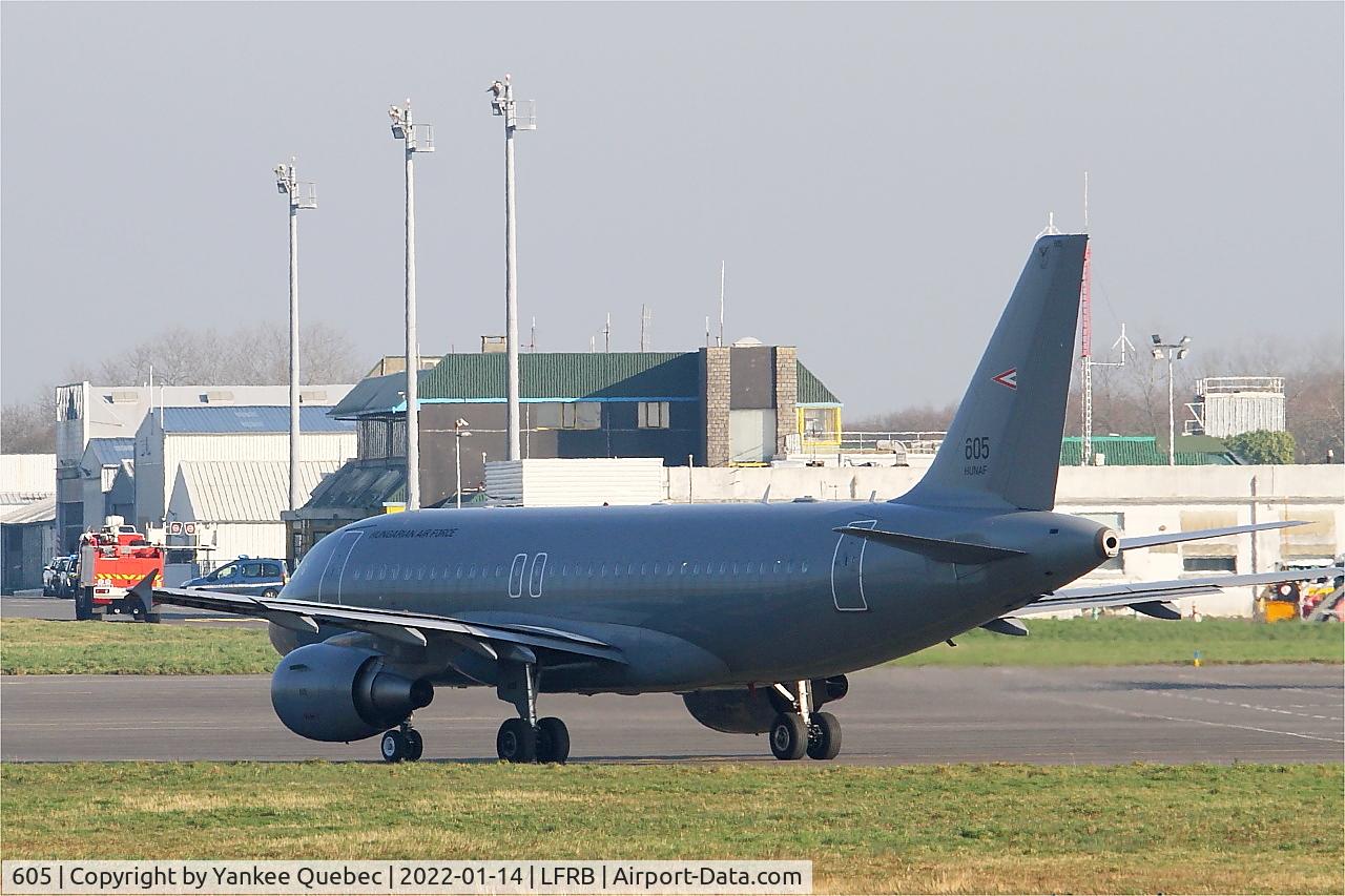 605, 2009 Airbus A319-112 C/N 3865, Airbus A319-112, Taxiing after push back, Brest-Bretagne airport (LFRB-BES)