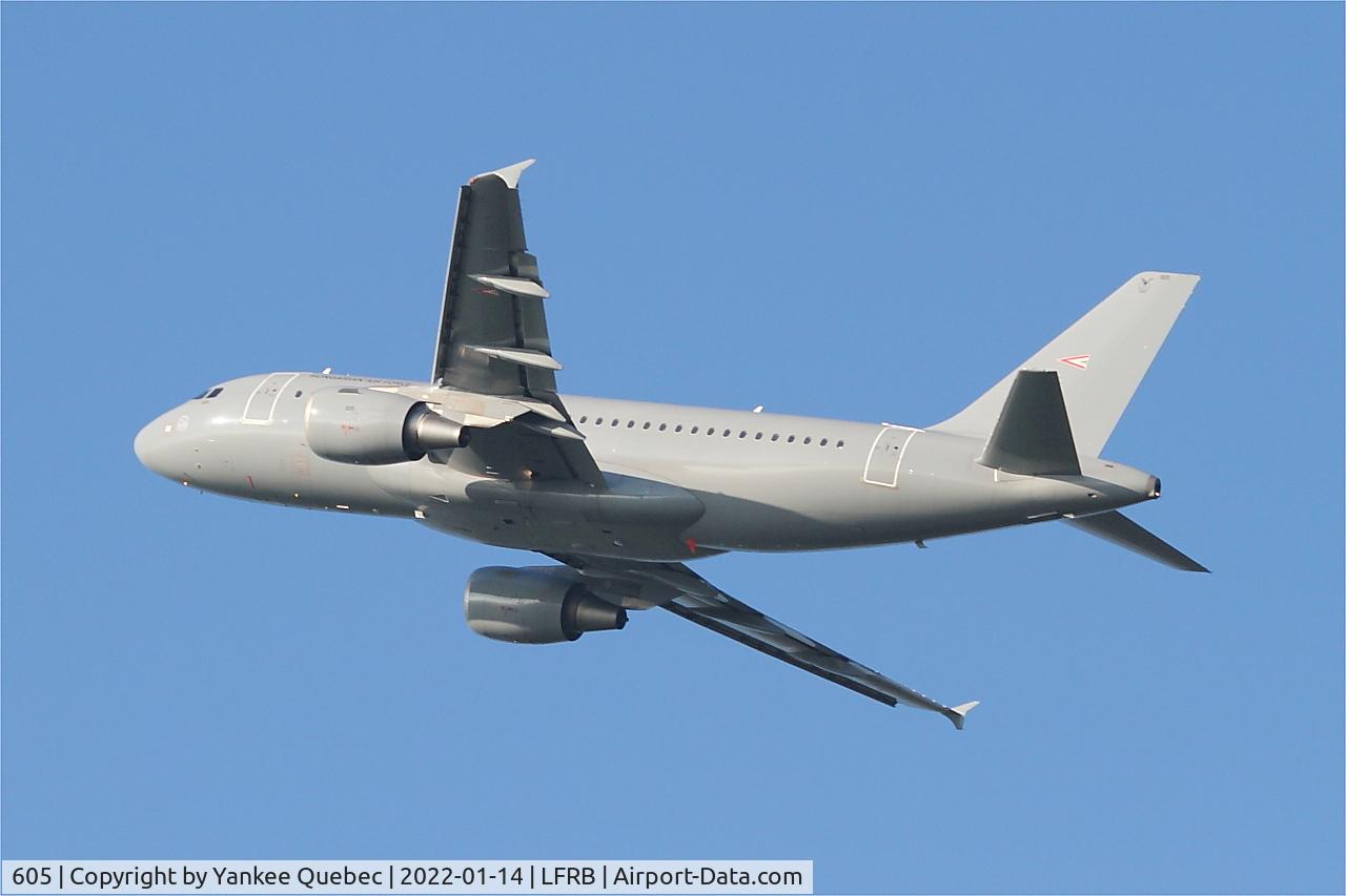 605, 2009 Airbus A319-112 C/N 3865, Airbus A319-112, Climbing from rwy 25L, Brest-Bretagne airport (LFRB-BES)