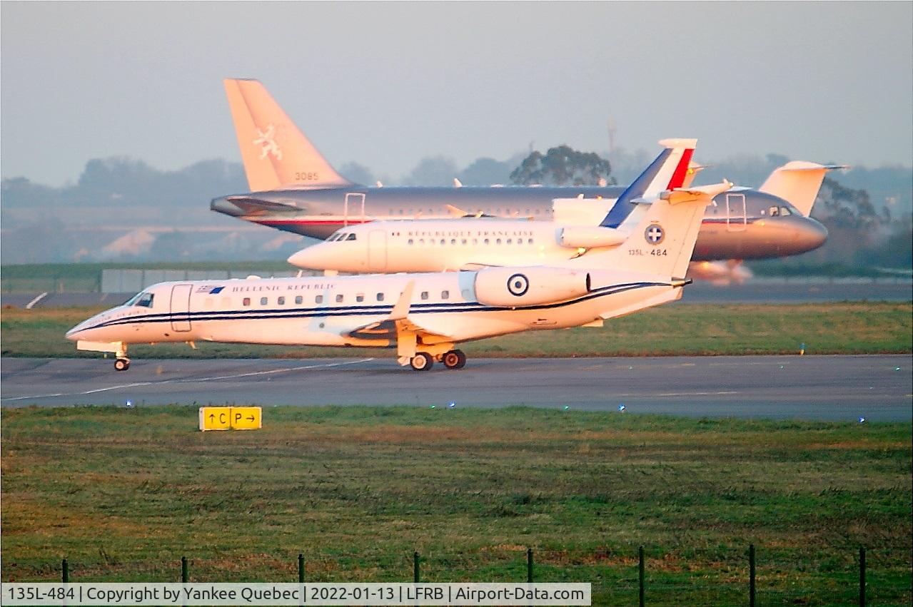 135L-484, 2001 Embraer EMB-135BJ Legacy 600 C/N 145484, Embraer EMB-135J Legacy, Taxiing to holding point Charlie, Brest-Bretagne airport (LFRB-BES)