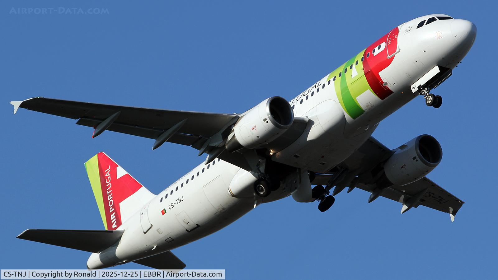 CS-TNJ, 2000 Airbus A320-214 C/N 1181, at ebbr