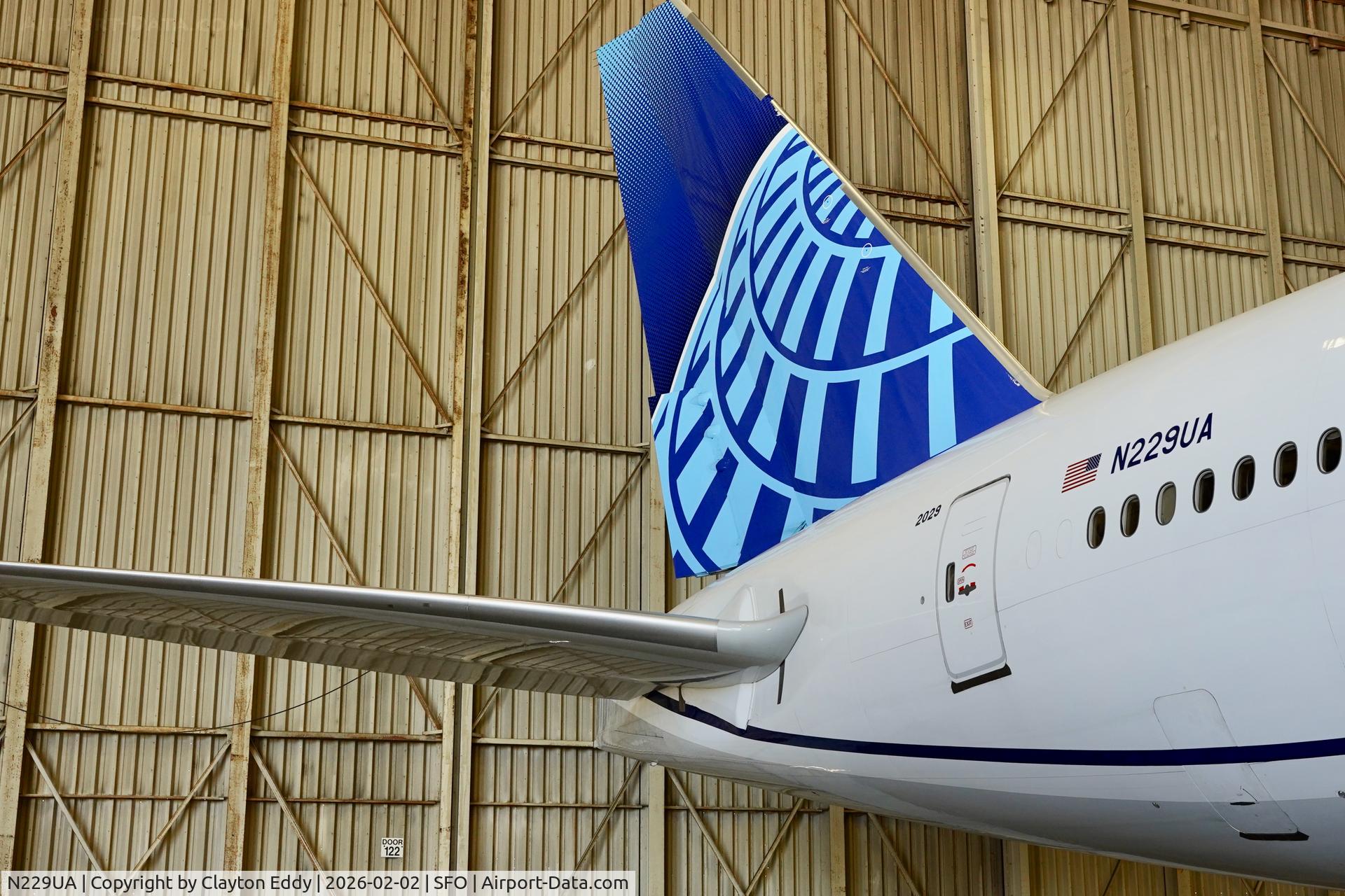 N229UA, 2002 Boeing 777-222 C/N 30557, SFO 2026