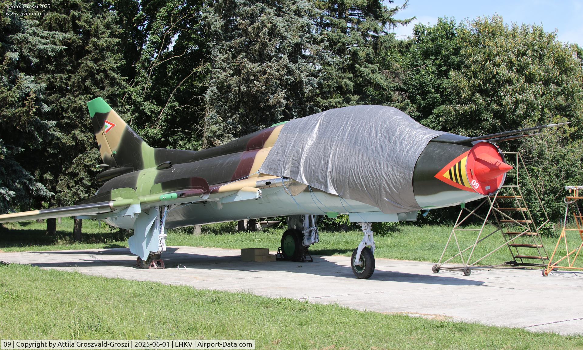 09, 1983 Sukhoi Su-22UM-3K C/N 17532390305, LHKV - Kaposújlak Airport, Hungary