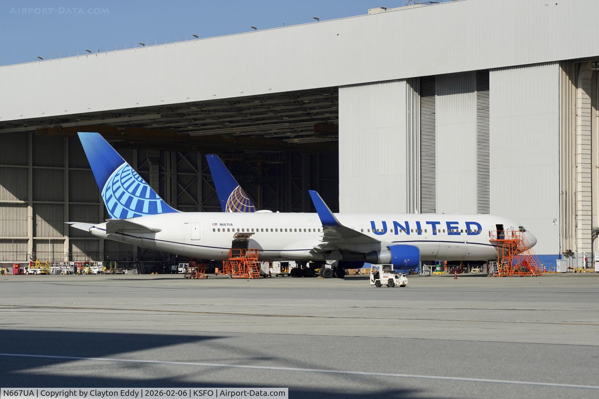 N667UA, 1998 Boeing 767-322 C/N 29239, SFO 2026