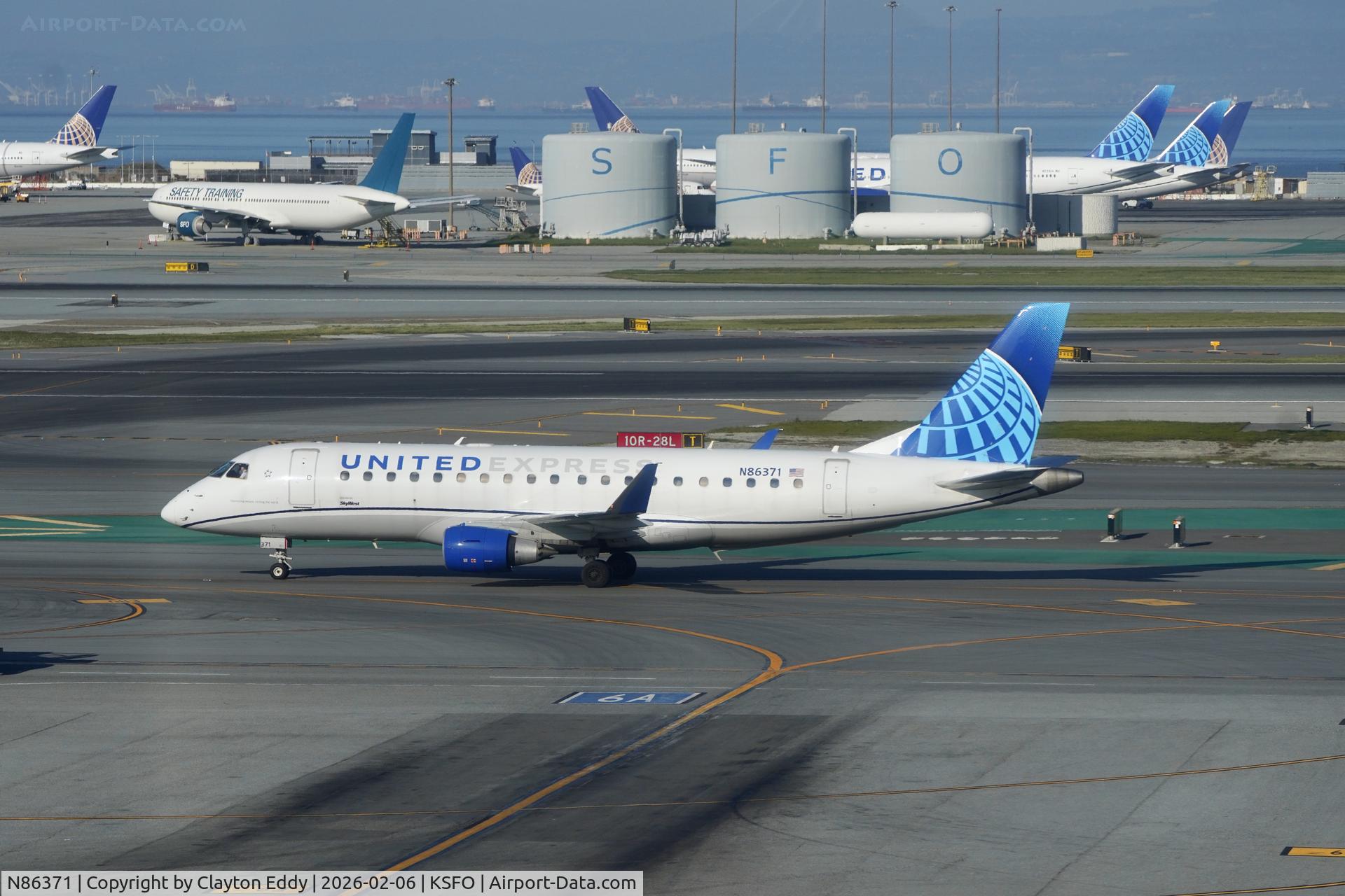 N86371, 2020 Embraer ERJ-175 C/N 17000853, Sky Terrace SFO 2026