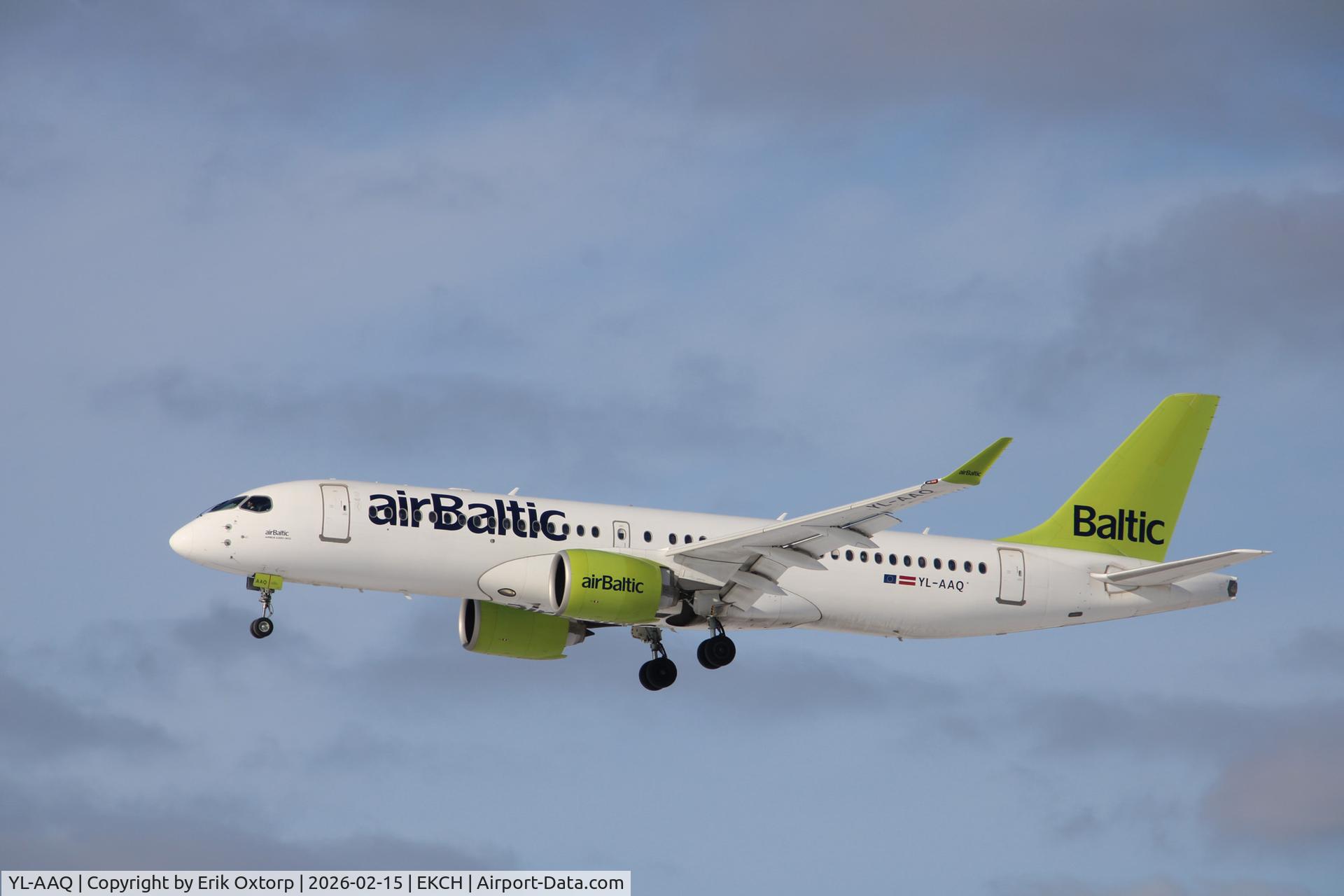 YL-AAQ, 2019 Airbus A220-300 C/N 55052, YL-AAQ laanding rw 22L