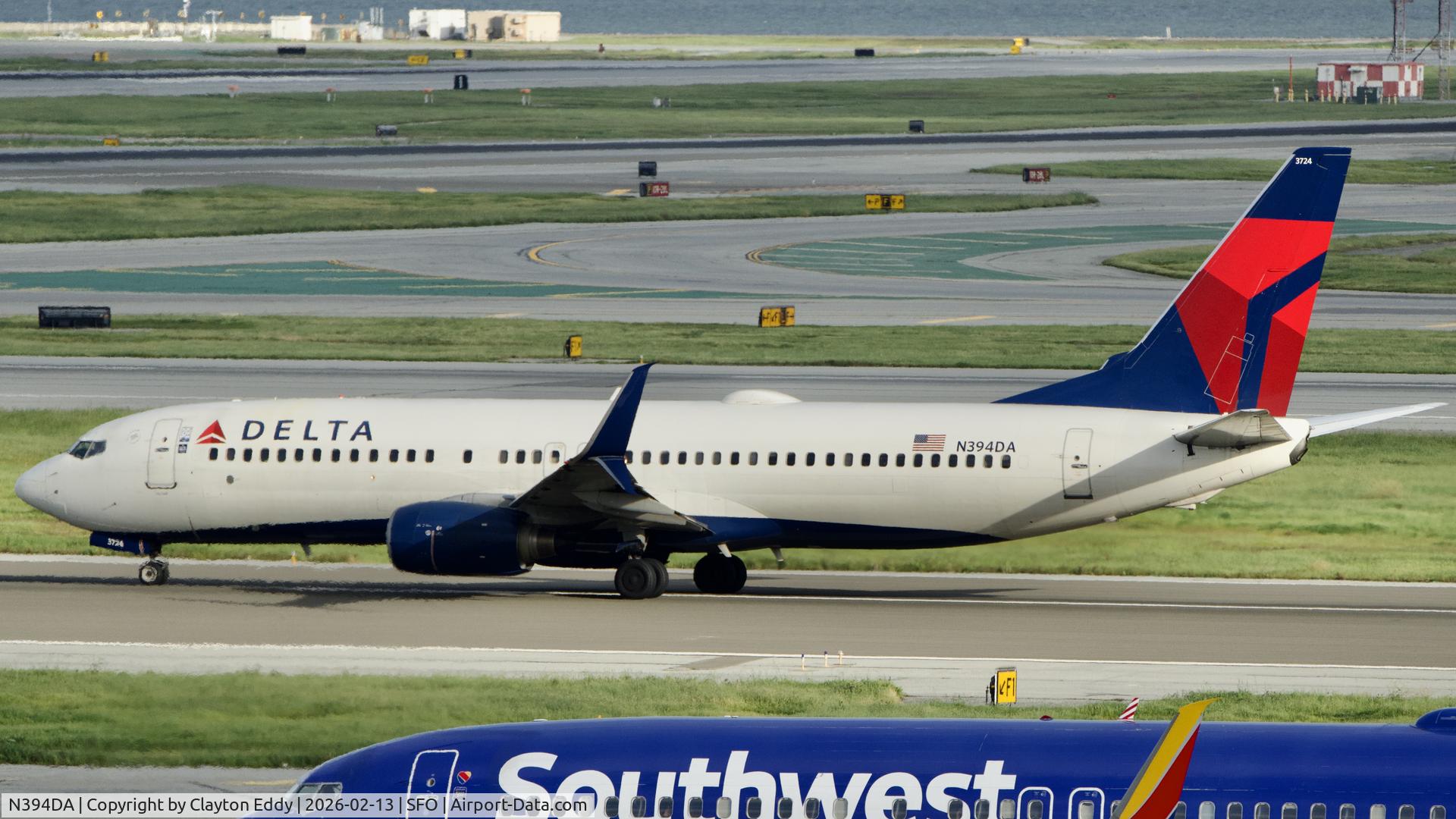 N394DA, 2000 Boeing 737-832 C/N 30562, SFO 2026