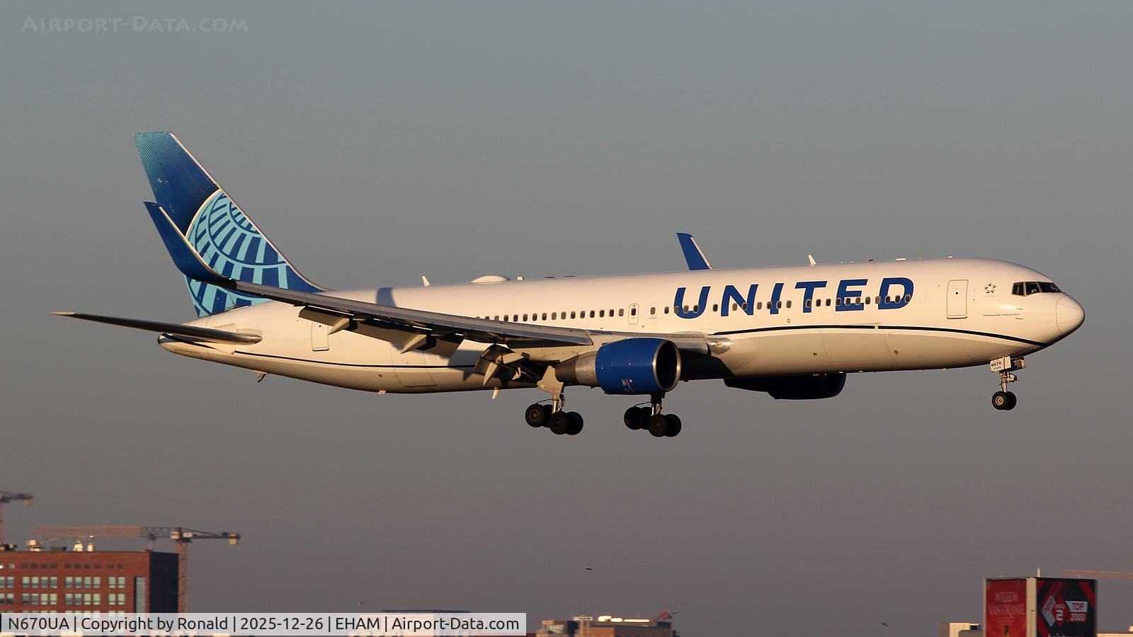 N670UA, 1999 Boeing 767-322 C/N 29240, at eham