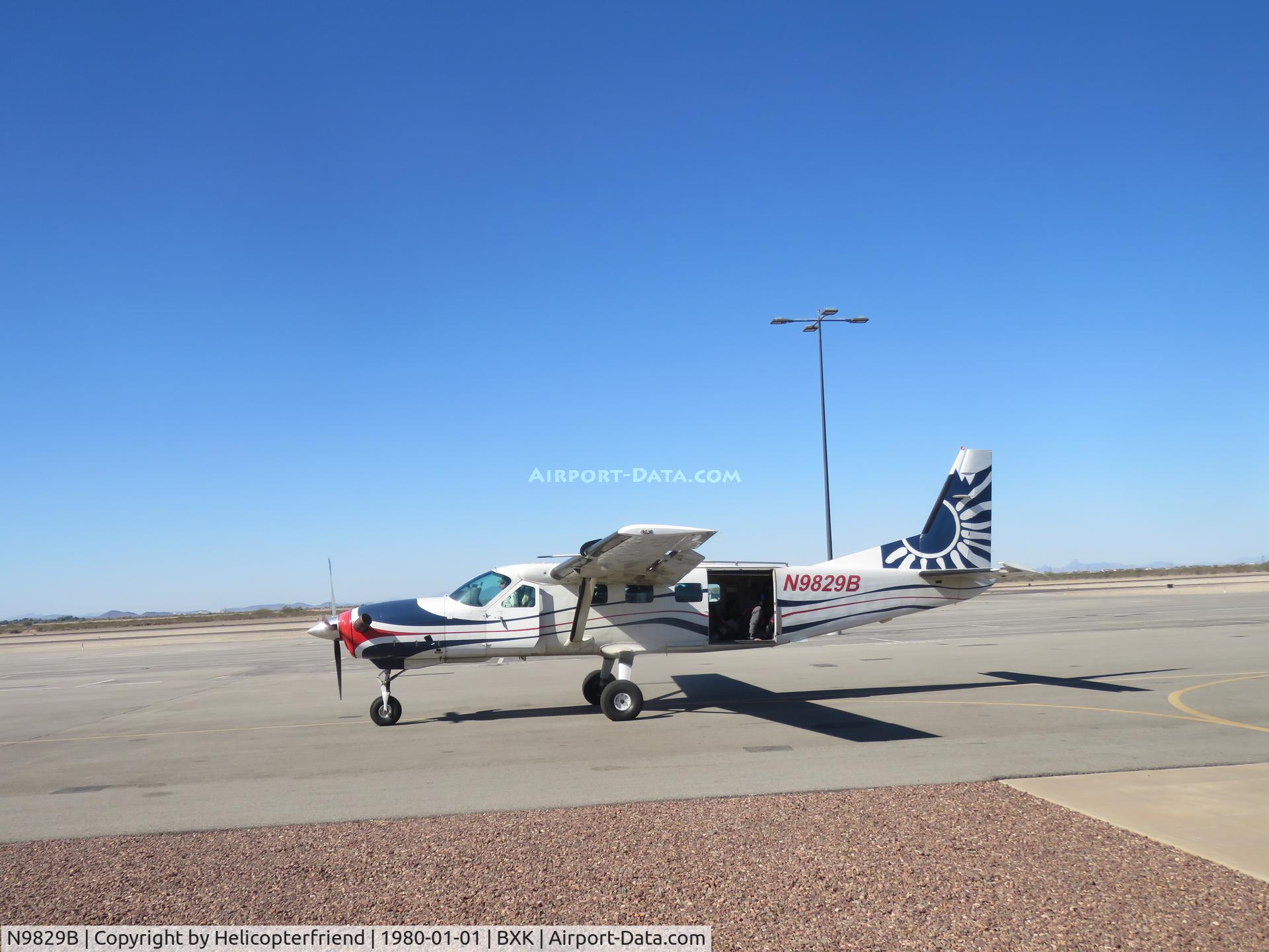 N9829B, 1988 Cessna 208B Grand Caravan C/N 208B-0116, Taxiing with a load of jumpers