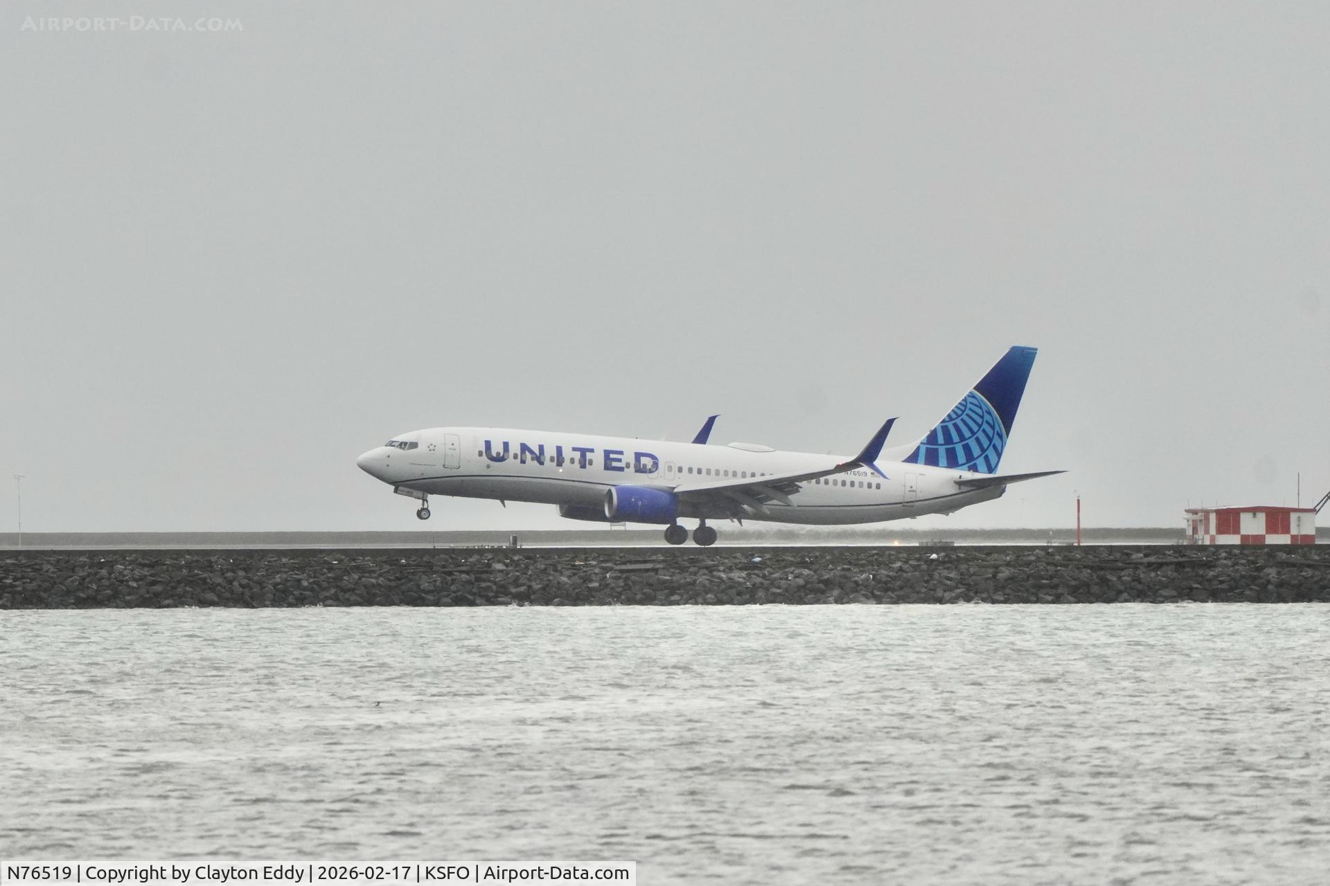 N76519, 2009 Boeing 737-824 C/N 30132, SFO 2026