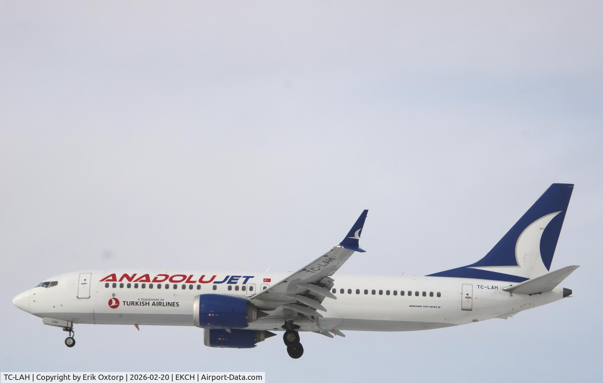 TC-LAH, 2021 Boeing 737-8 Max C/N 61845, TC-LAH landing rw 22L