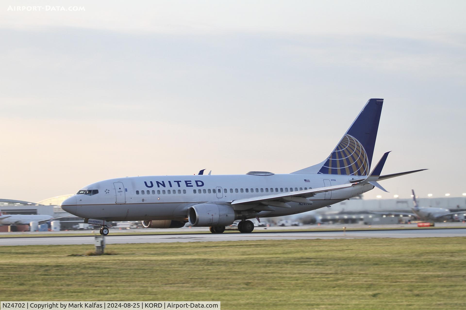 N24702, 1998 Boeing 737-724 C/N 28763, B737 United Airlines Boeing 737-724 N24702 departing 22L ORD