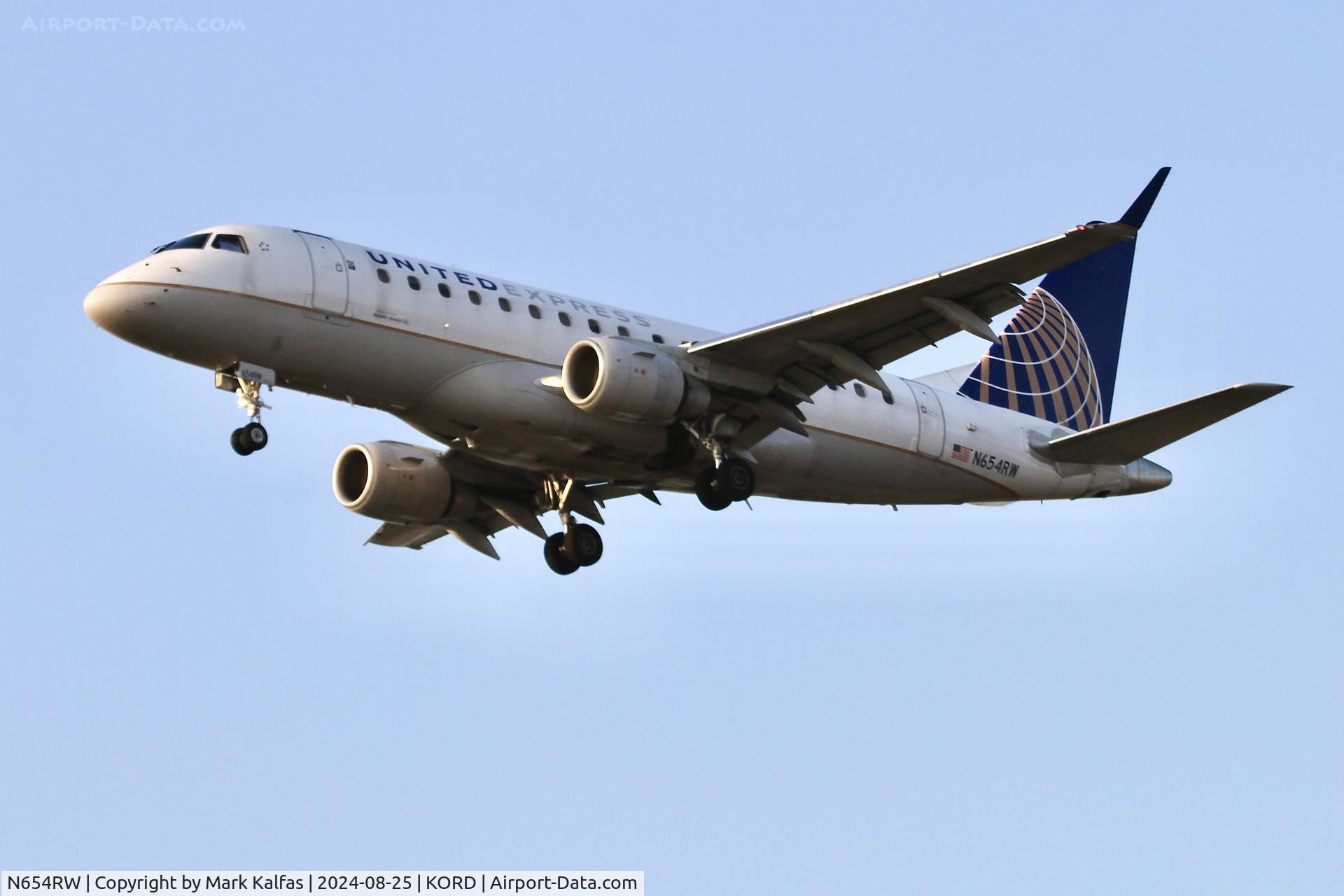 N654RW, 2005 Embraer 170SE (ERJ-170-100SE) C/N 17000104, E170 Republic Airways/United Express,  Embraer 170SEN 654RW 28C approach ORD