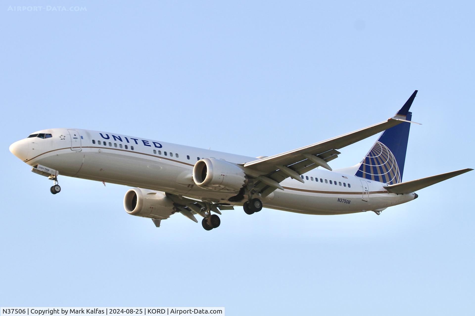 N37506, 2018 Boeing 737-9 MAX C/N 43432, B39M United Boeing 737-9 MAX N37506 arriving 28C ORD