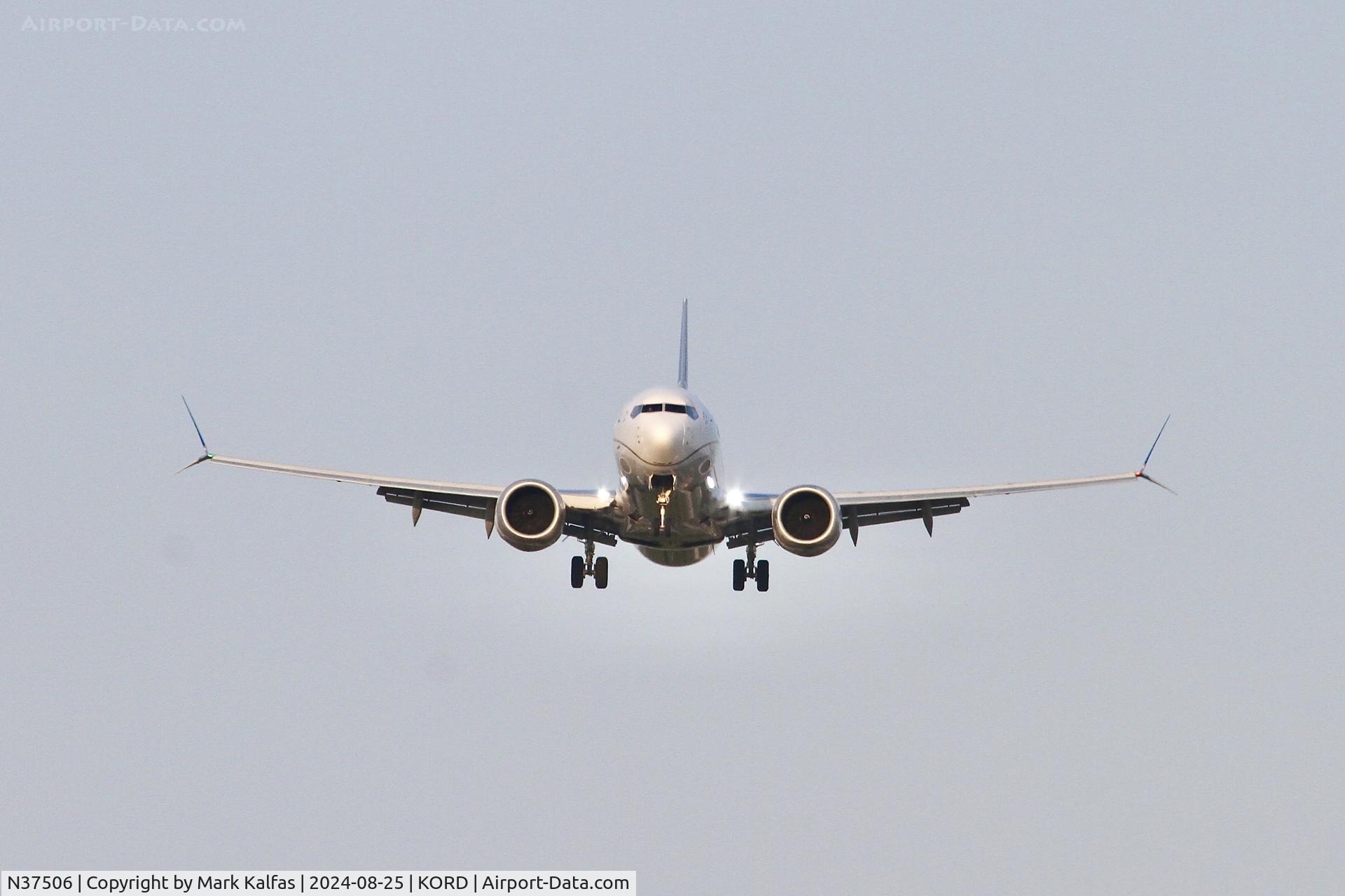 N37506, 2018 Boeing 737-9 MAX C/N 43432, B39M United Boeing 737-9 MAX N37506 arriving 28C ORD