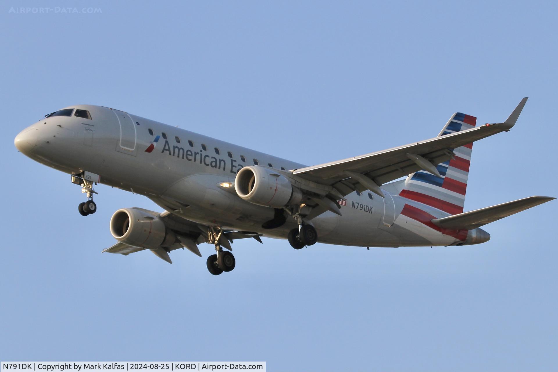 N791DK, 2004 Embraer 170SU (ERJ-170-100SU) C/N 17000019, E170 Envoy/ American Eagle Embraer 170/175 N791DK arriving 28C ORD