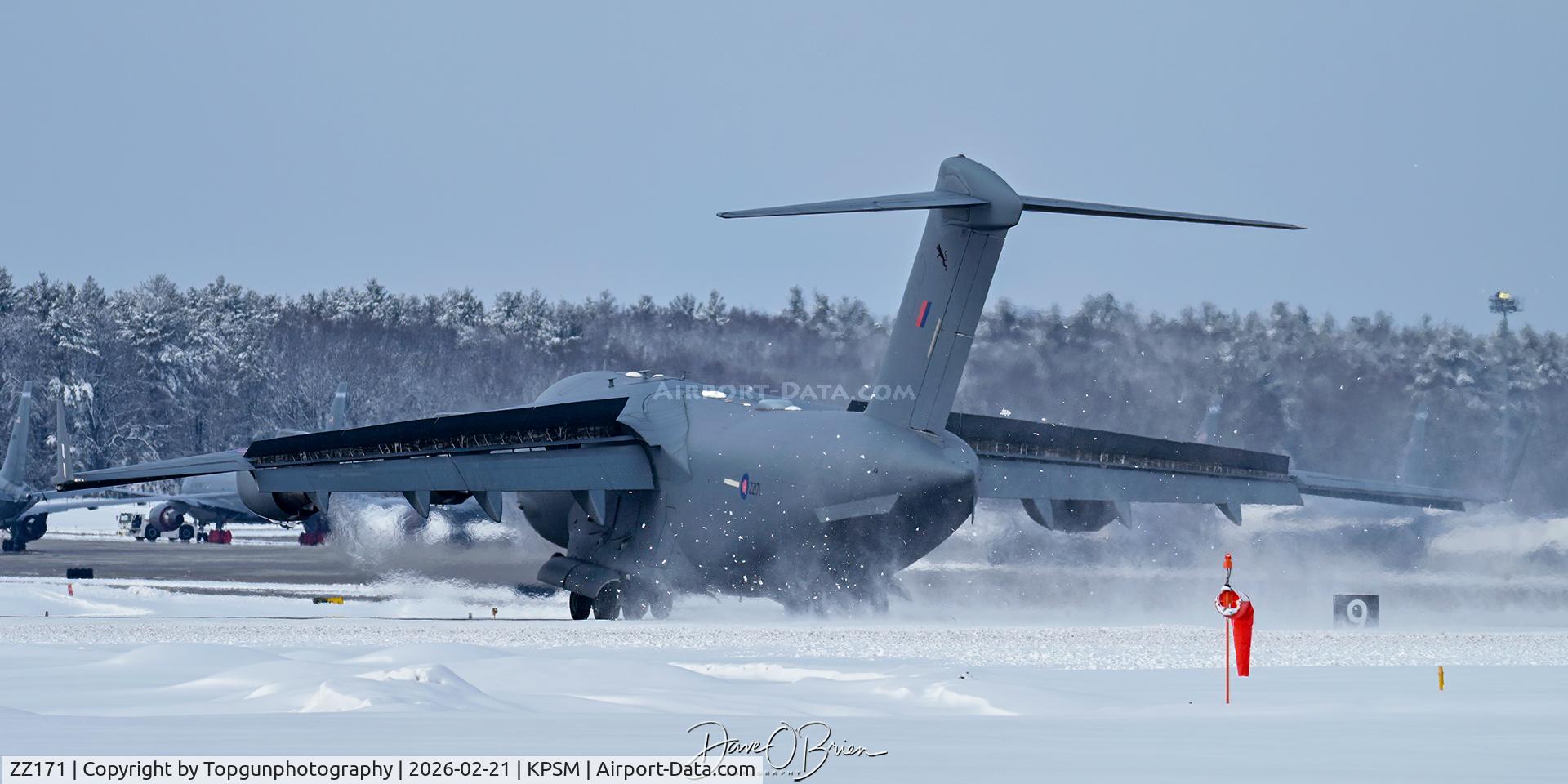 ZZ171, 2000 Boeing C-17A Globemaster III C/N F-007, ASCOT6216 touches down RW34 blasting snow off the edges