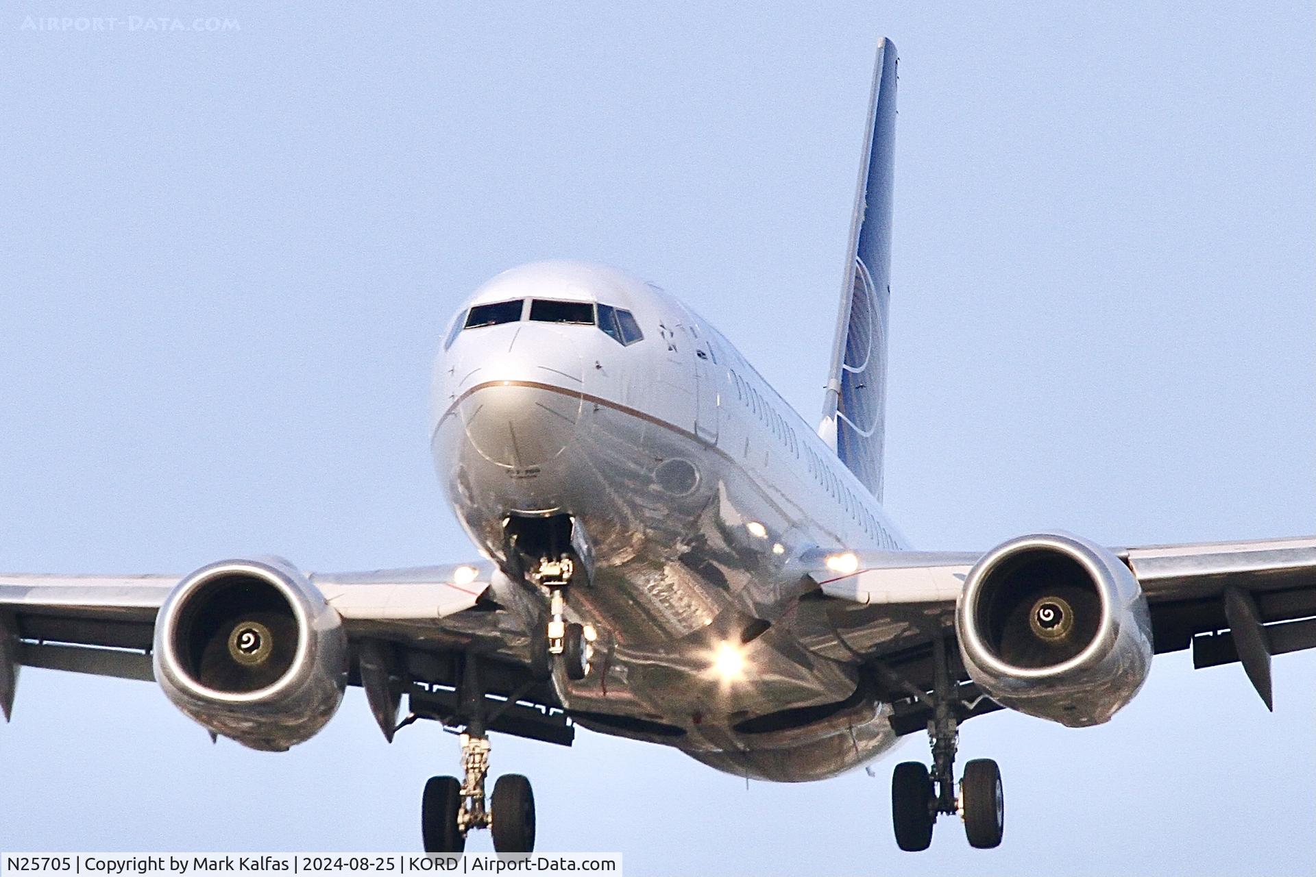 N25705, 1998 Boeing 737-724 C/N 28766, B737 United Airlines Boeing 737-724 N25705 on approach to 28C ORD