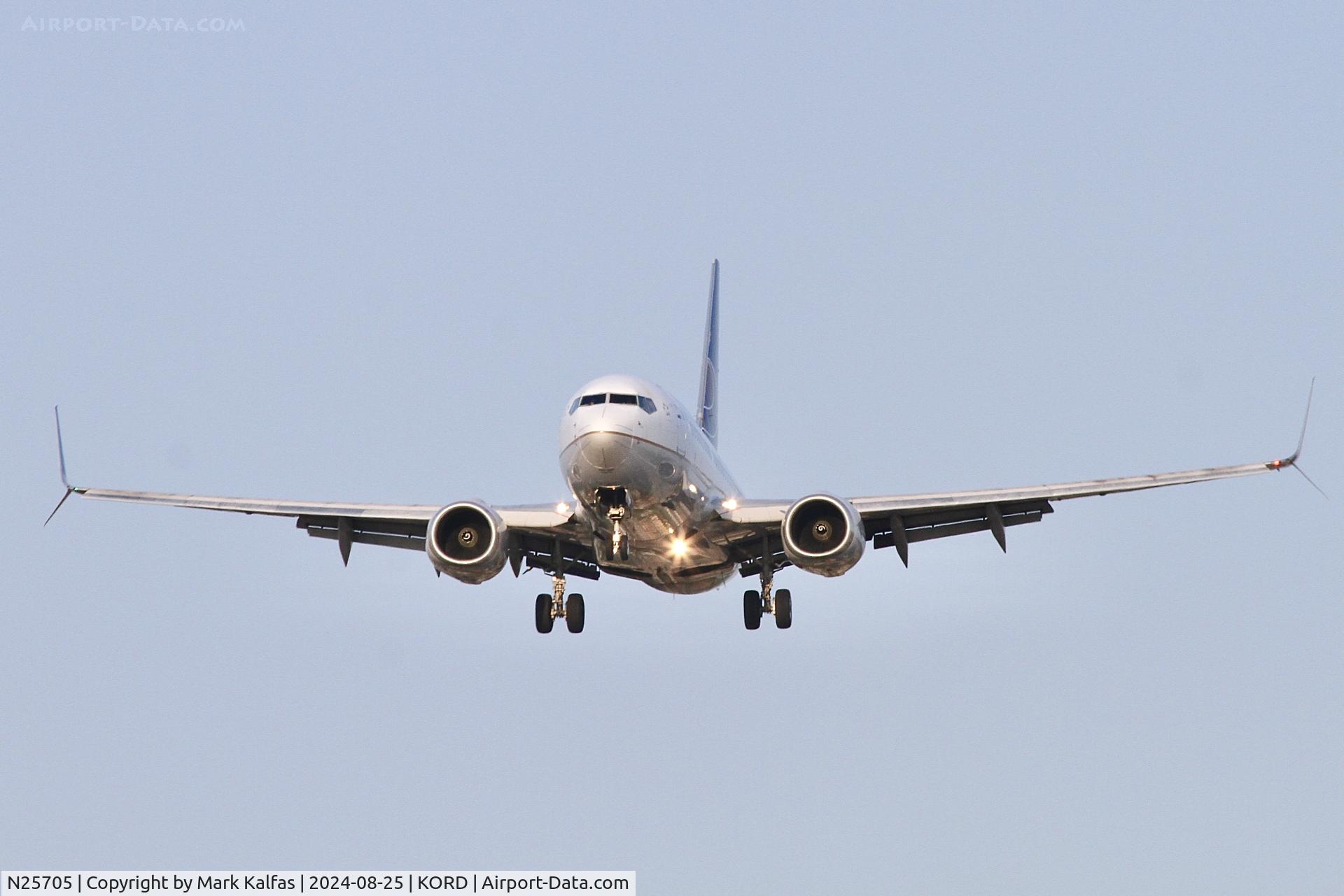 N25705, 1998 Boeing 737-724 C/N 28766, B737 United Airlines Boeing 737-724 N25705 on approach to 28C ORD