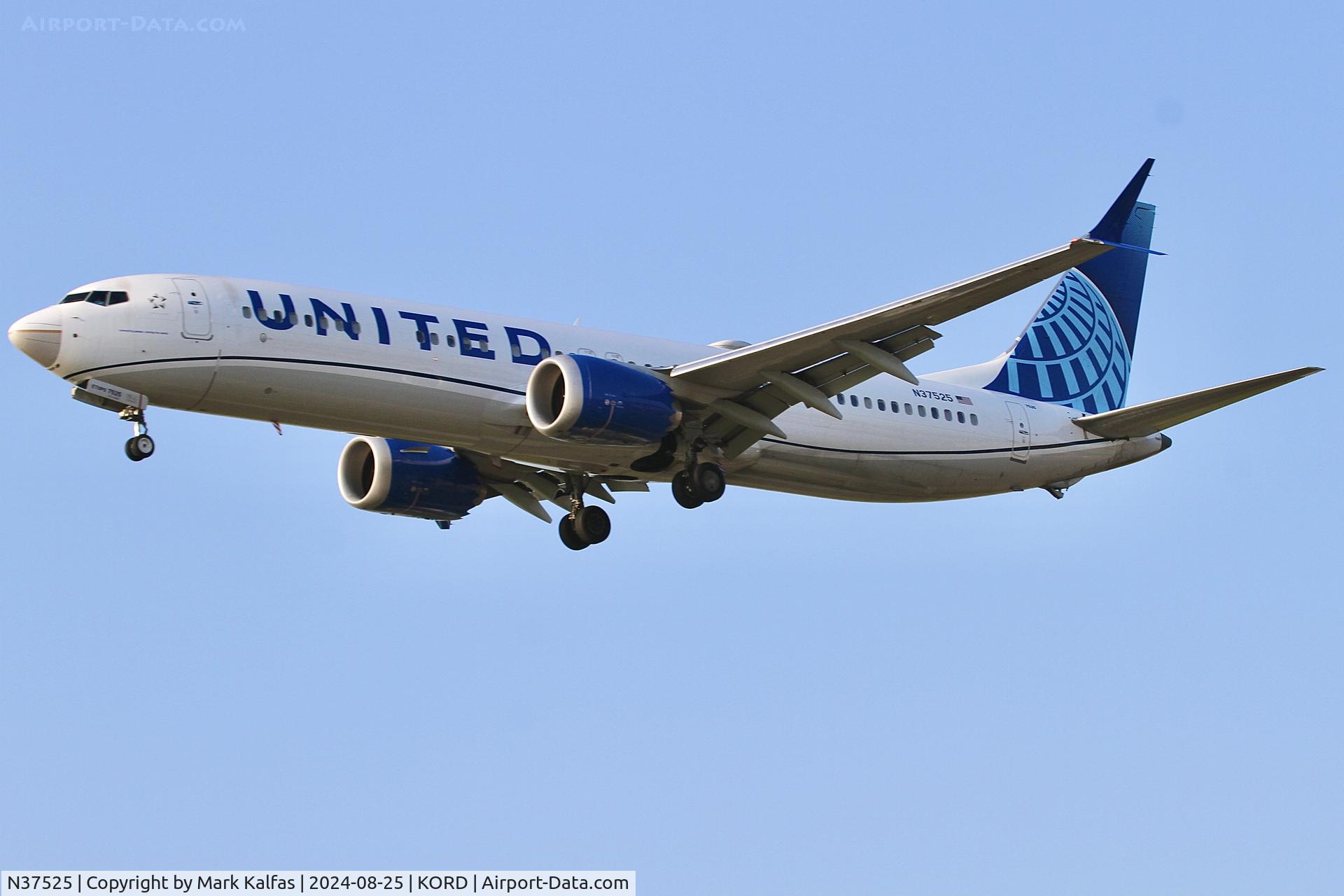 N37525, 2019 Boeing 737-9 MAX C/N 64500, B39M United Boeing 737-9 MAX N37525 arriving 28C ORD