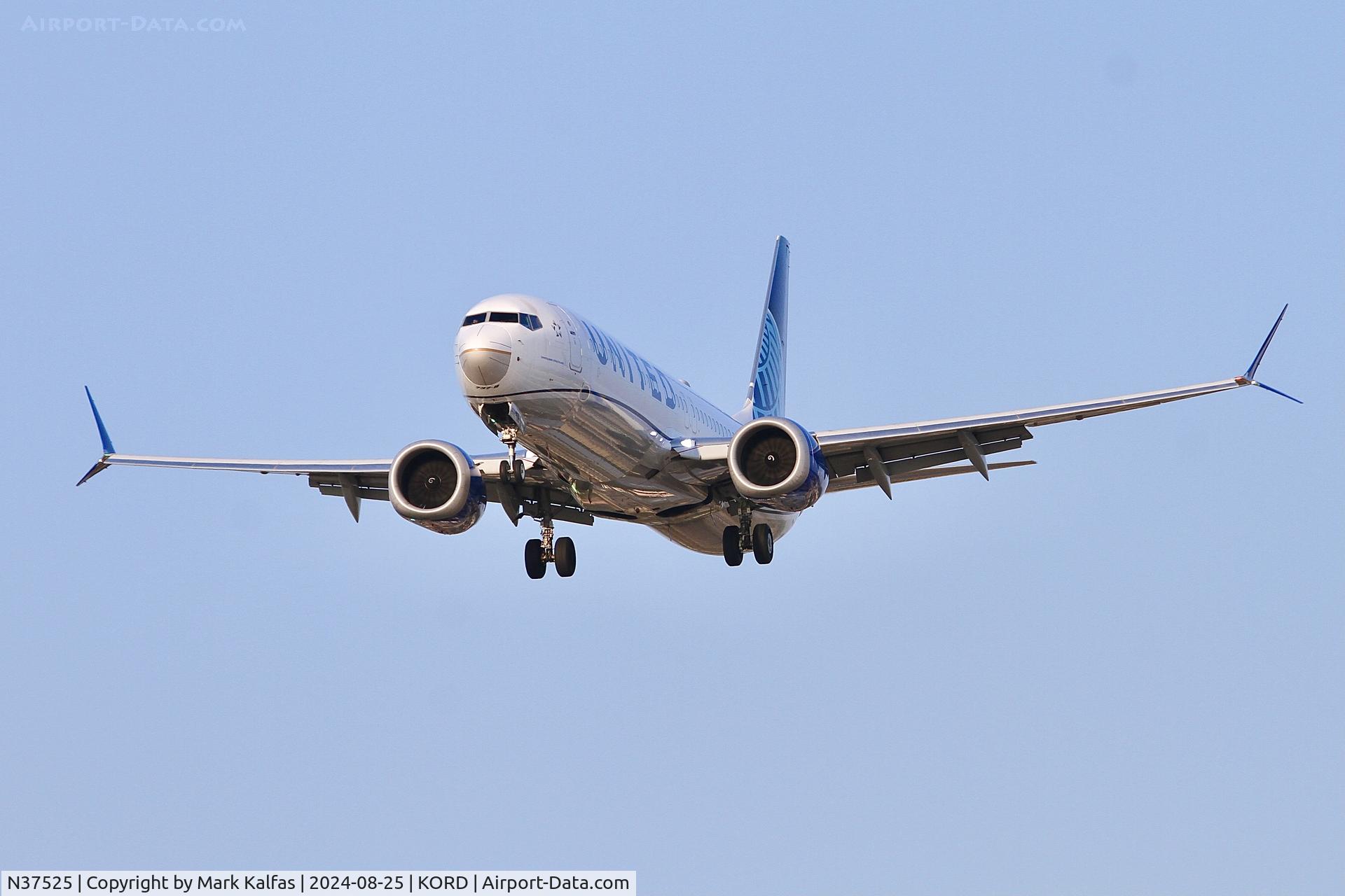 N37525, 2019 Boeing 737-9 MAX C/N 64500, B39M United Boeing 737-9 MAX N37525 arriving 28C ORD