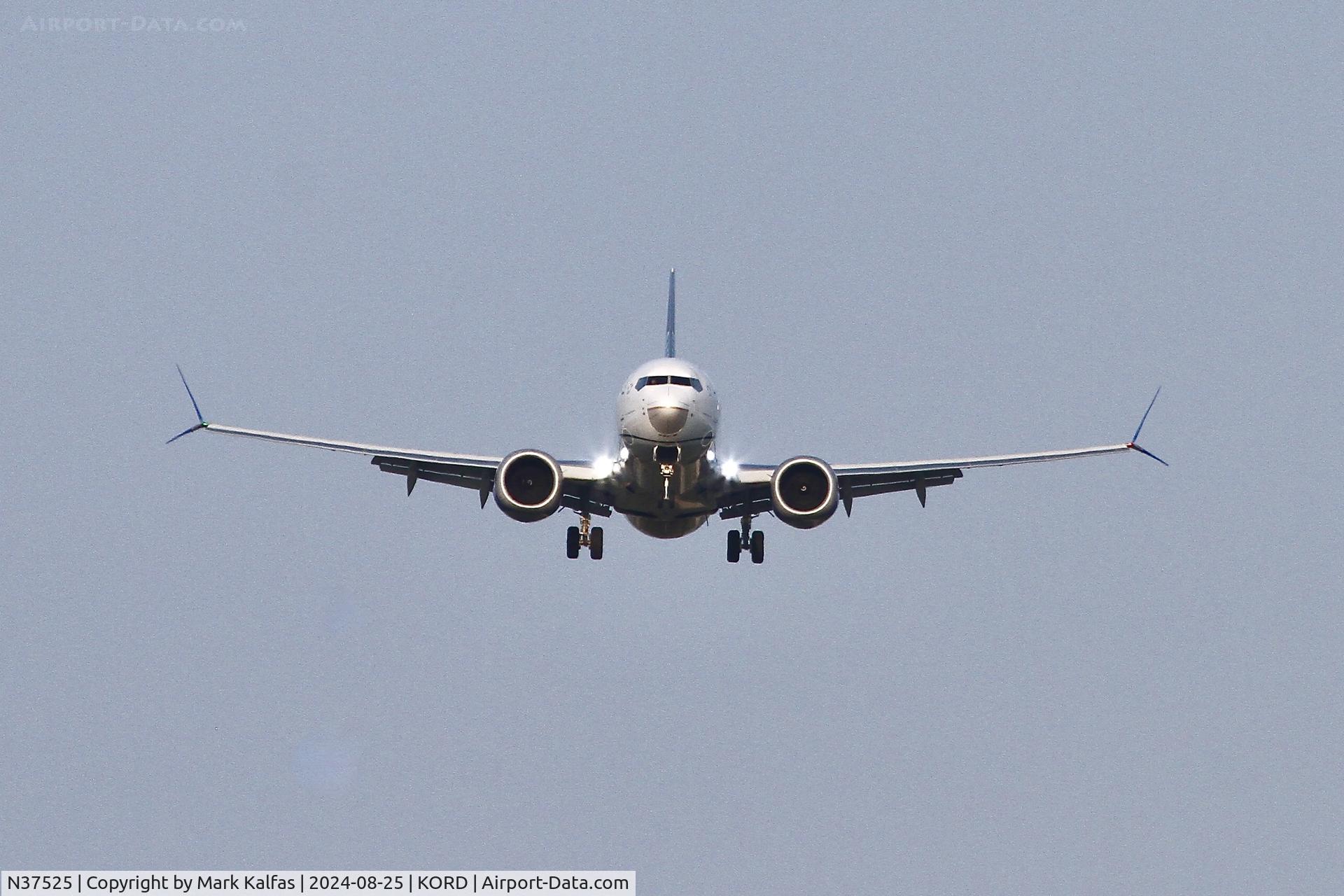 N37525, 2019 Boeing 737-9 MAX C/N 64500, B39M United Boeing 737-9 MAX N37525 arriving 28C ORD