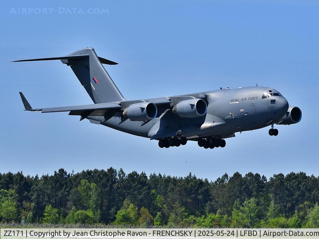 ZZ171, 2000 Boeing C-17A Globemaster III C/N F-007, Royal Air Force landing runway 05