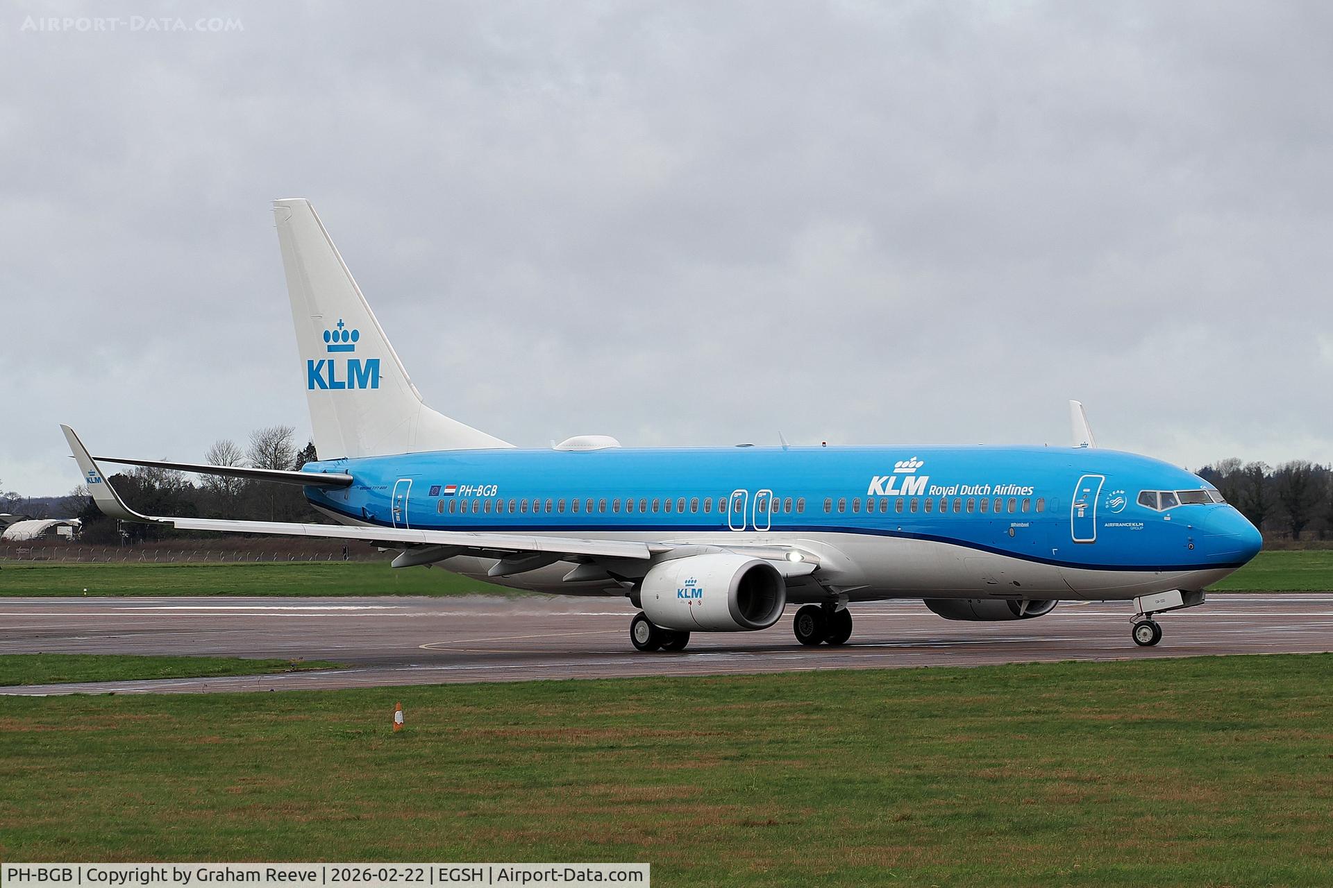 PH-BGB, 2008 Boeing 737-8K2 C/N 37594, Departing from Norwich.