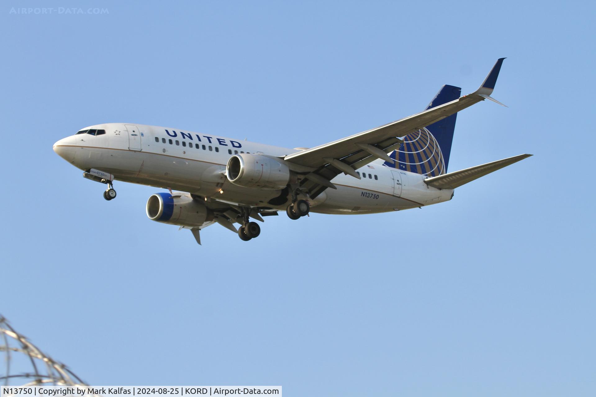 N13750, 1999 Boeing 737-724 C/N 28941, B737 United Boeing 737-724 N13750 28C approach KORD