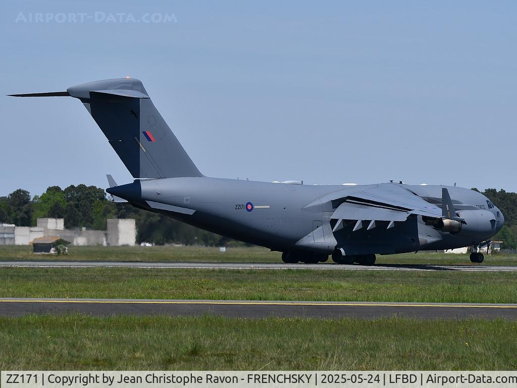 ZZ171, 2000 Boeing C-17A Globemaster III C/N F-007, Royal Air Force landing runway 05