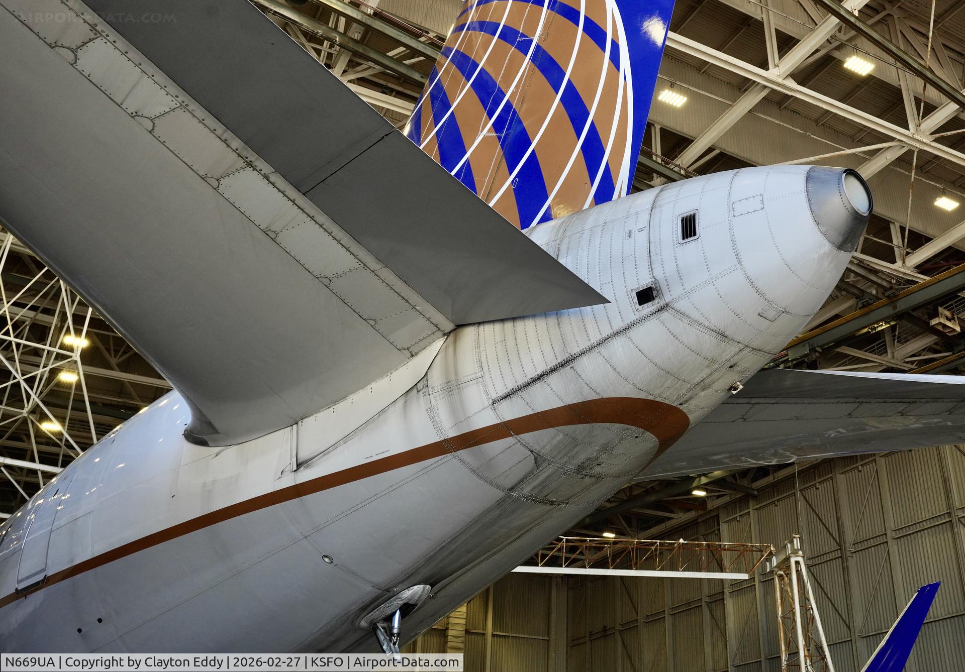N669UA, 1999 Boeing 767-322 C/N 30025, SFO 2026